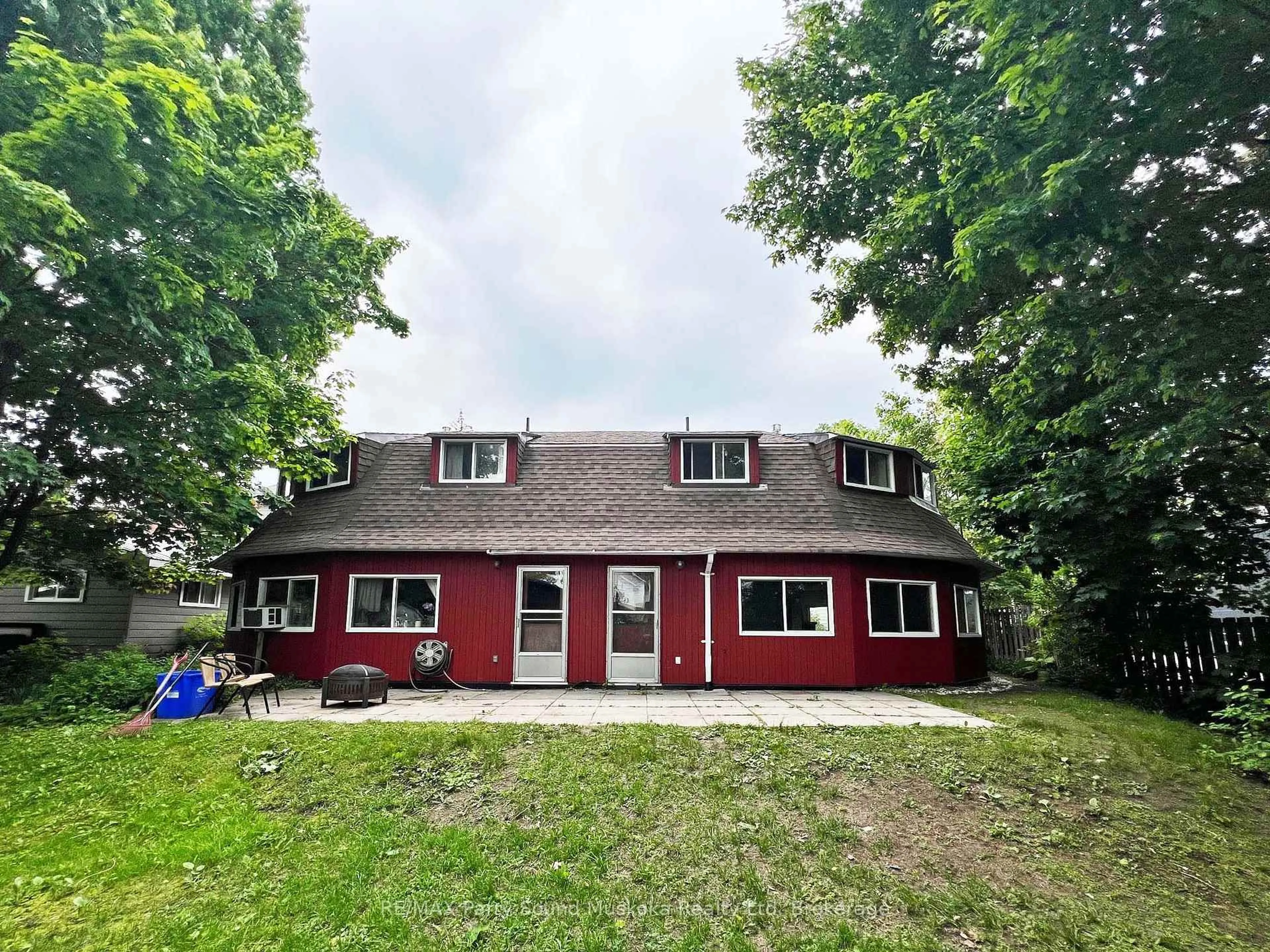 A pic from outside/outdoor area/front of a property/back of a property/a pic from drone, unknown for 17 - 19 Church St, Parry Sound Ontario P2A 1Y2