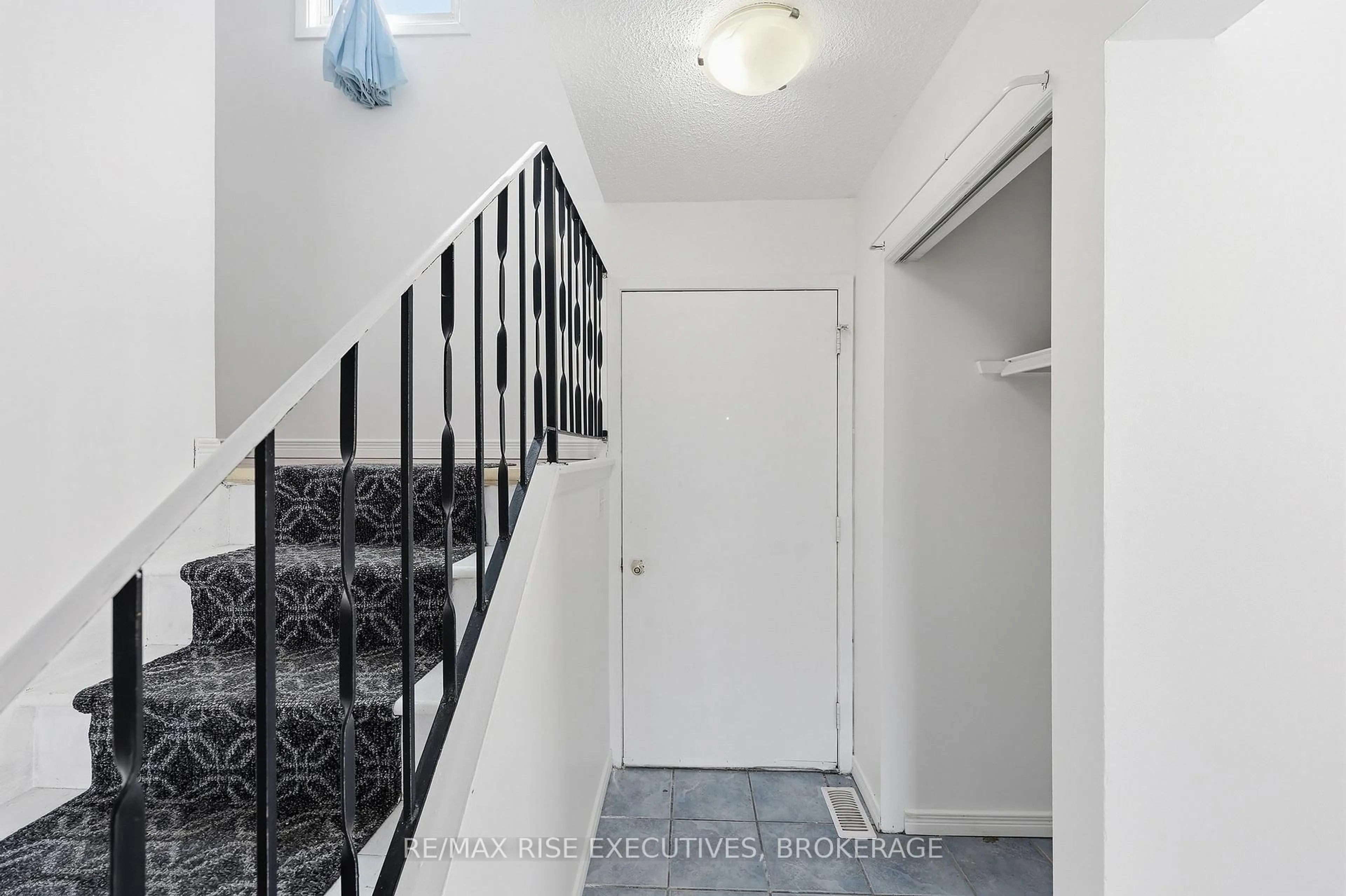 Indoor entryway for 75 Wycliffe Cres, Kingston Ontario K7K 5Z2