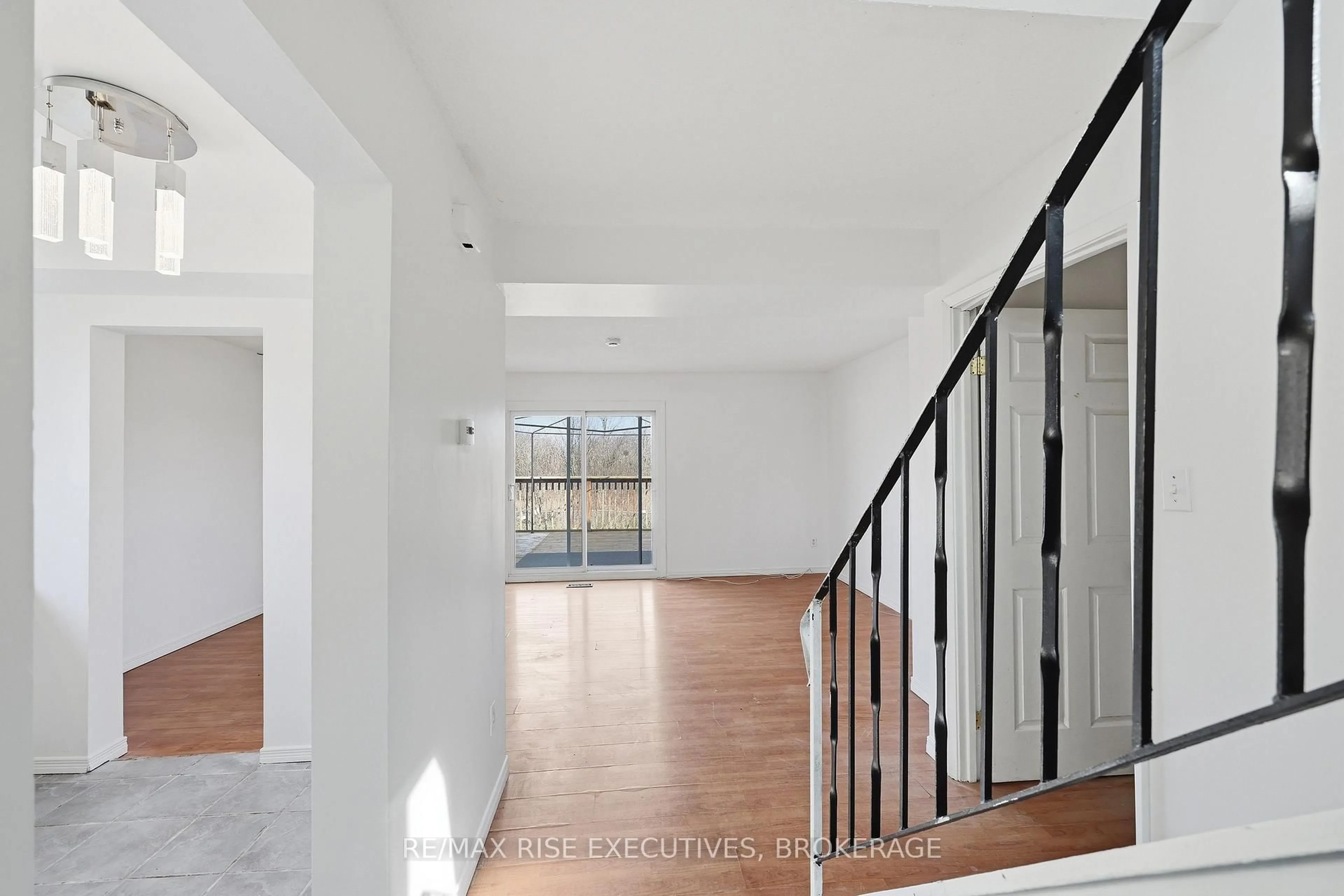 Indoor foyer for 75 Wycliffe Cres, Kingston Ontario K7K 5Z2