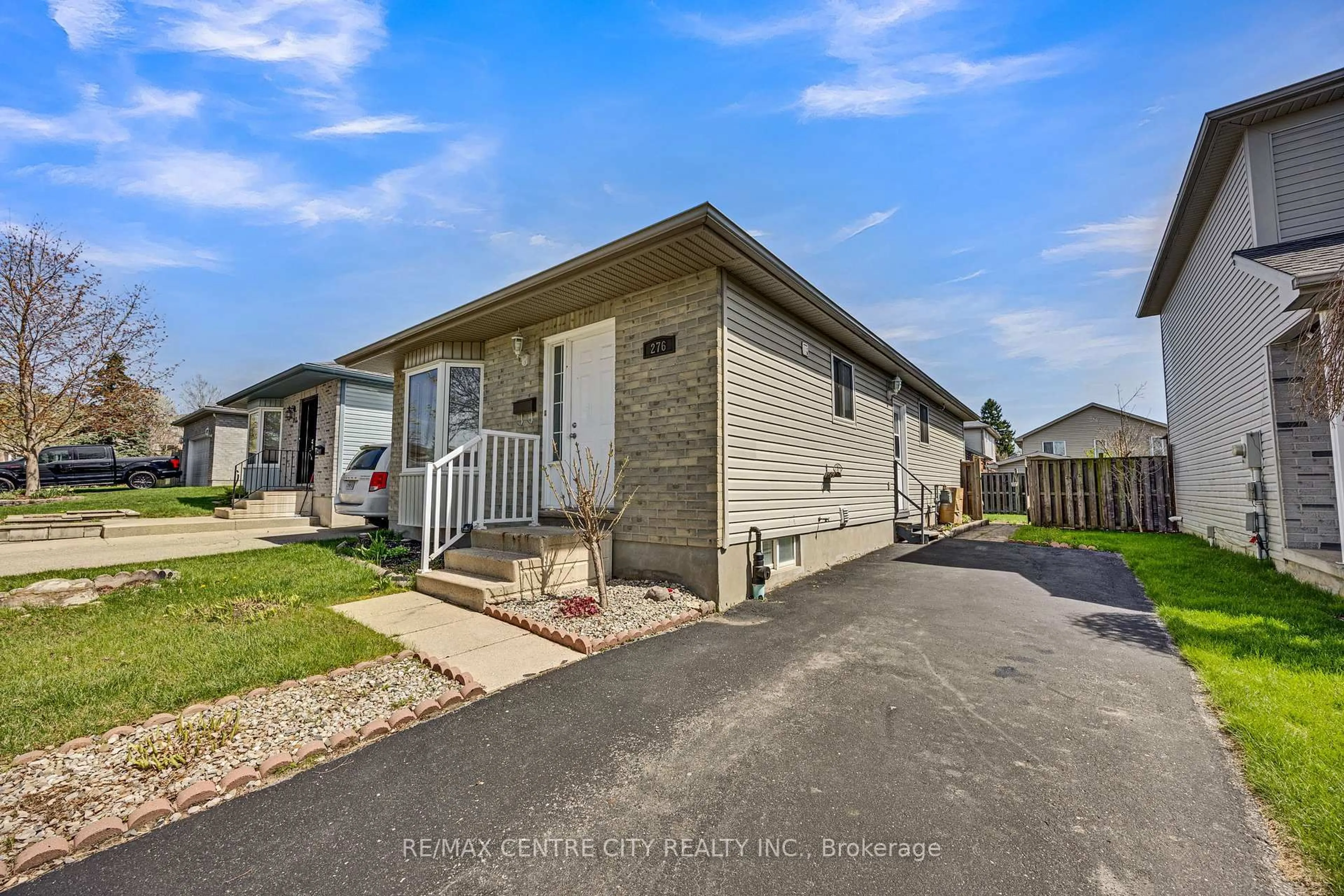 A pic from outside/outdoor area/front of a property/back of a property/a pic from drone, street for 276 Wildgoose Rd, London East Ontario N5W 6E4