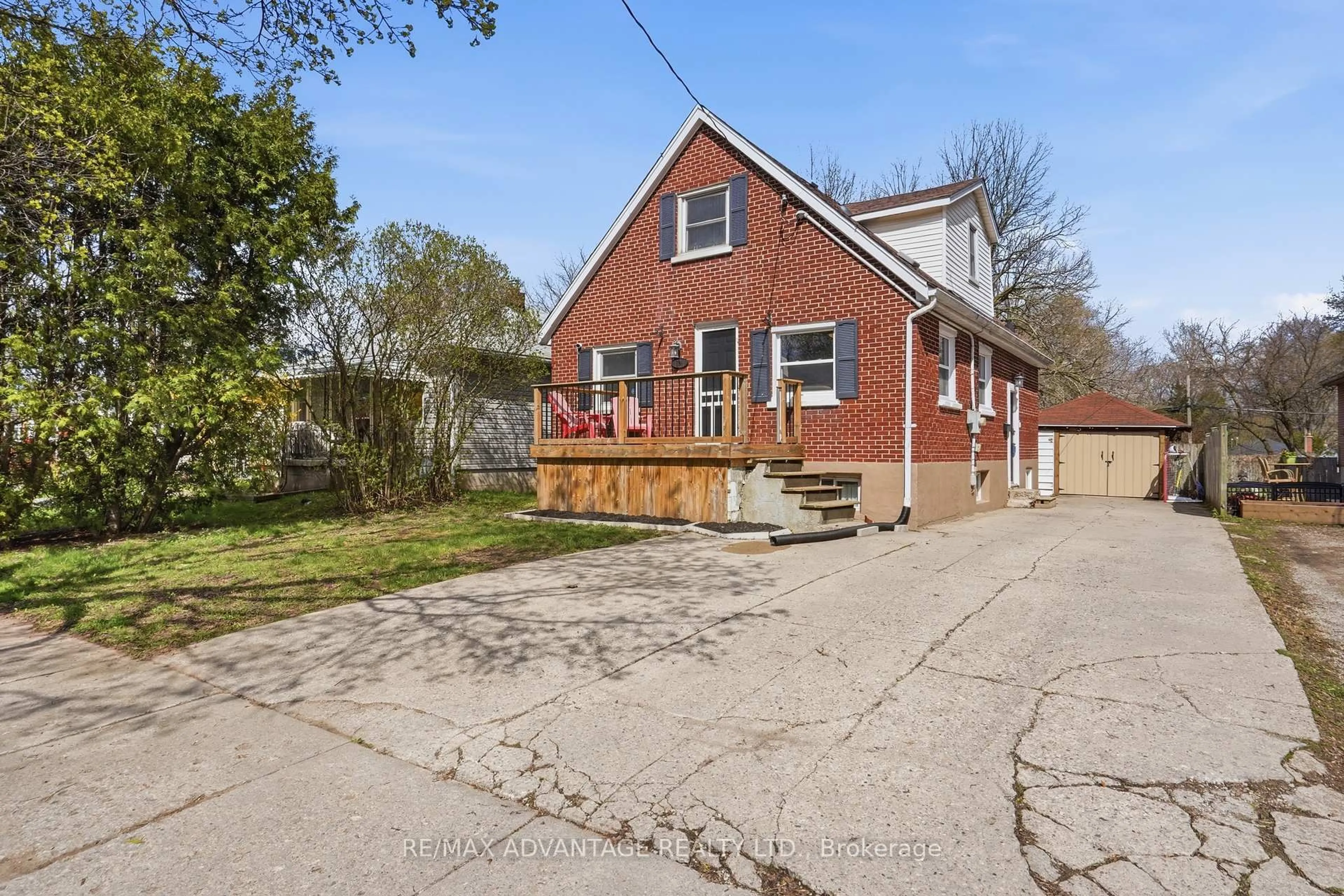 A pic from outside/outdoor area/front of a property/back of a property/a pic from drone, street for 186 Emerson Ave, London South Ontario N5Z 3L7