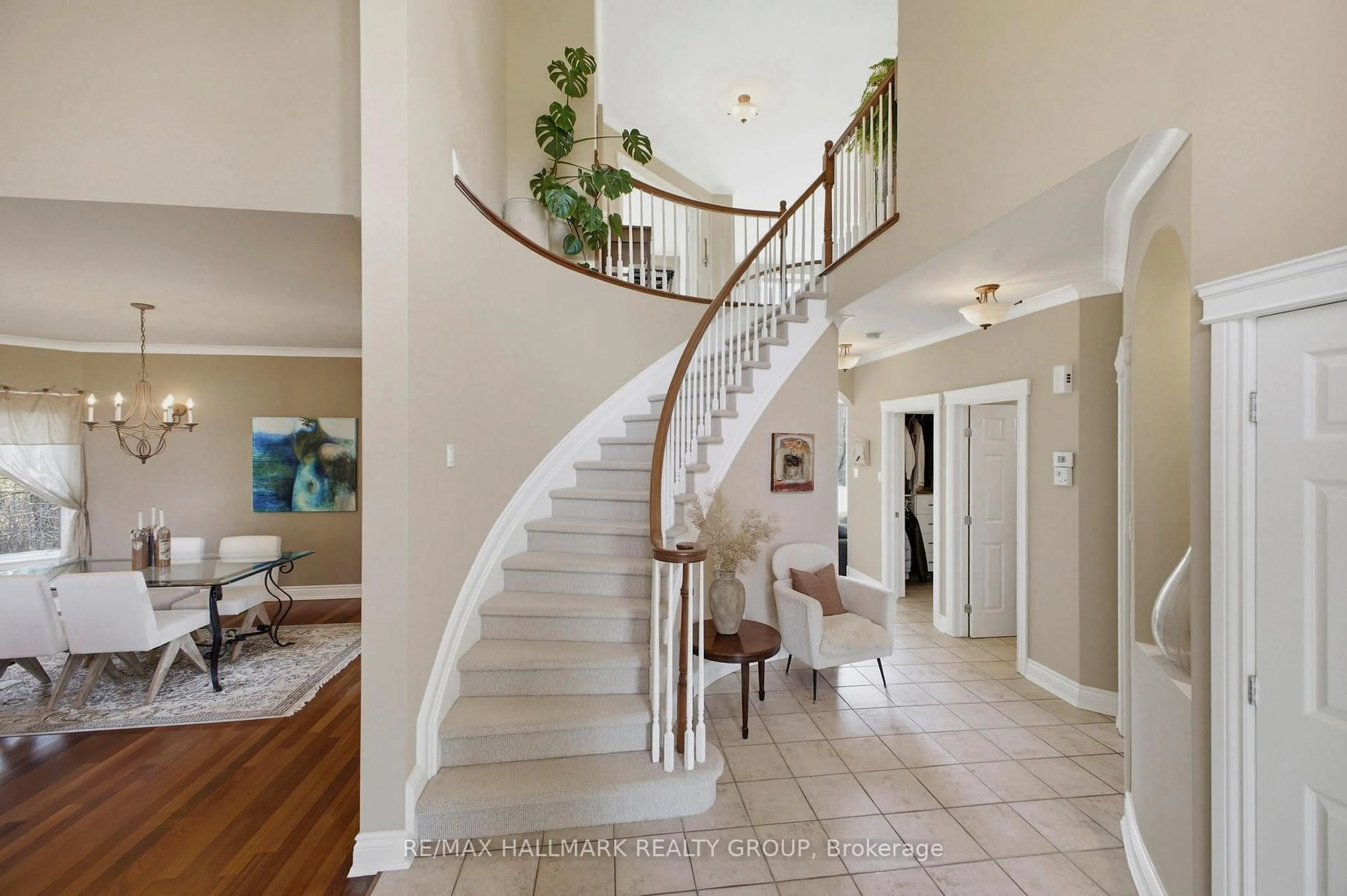 Indoor foyer for 1518 Monaghan Lane, Ottawa Ontario K2W 1B4