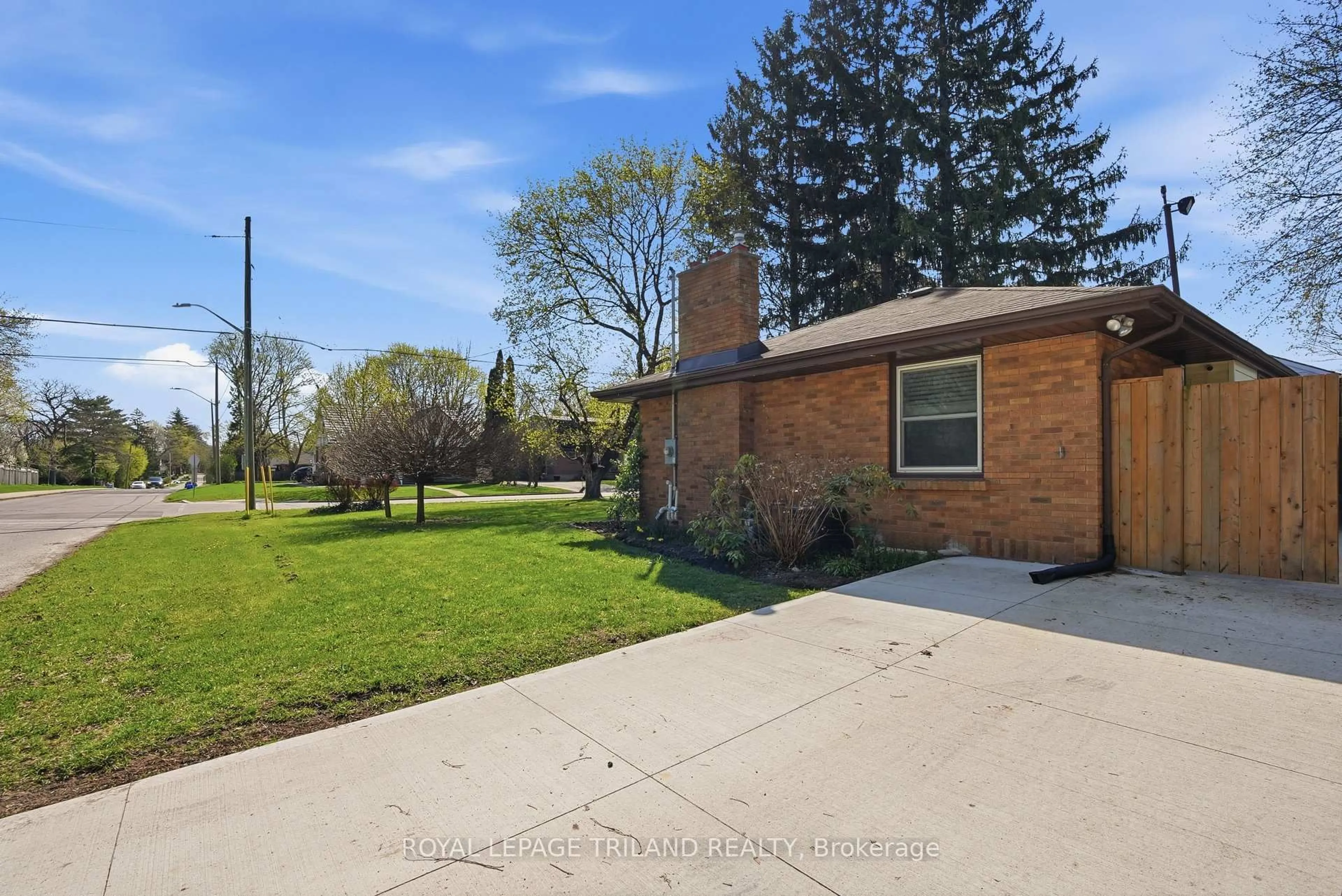 A pic from outside/outdoor area/front of a property/back of a property/a pic from drone, street for 305 Stephen St, London South Ontario N6K 2N2