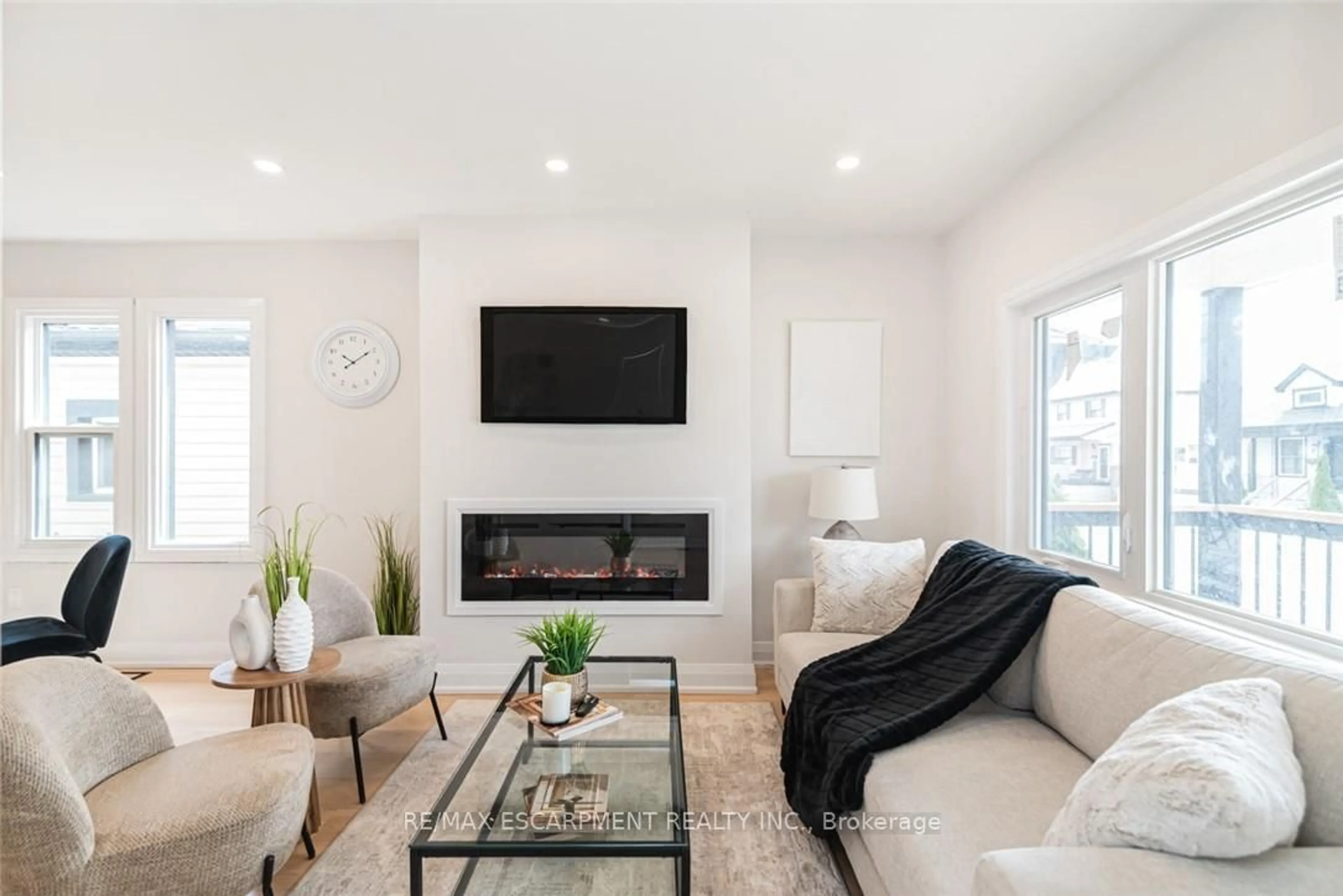 Living room with furniture, unknown for 297 BRITANNIA Ave, Hamilton Ontario L8H 1Y2