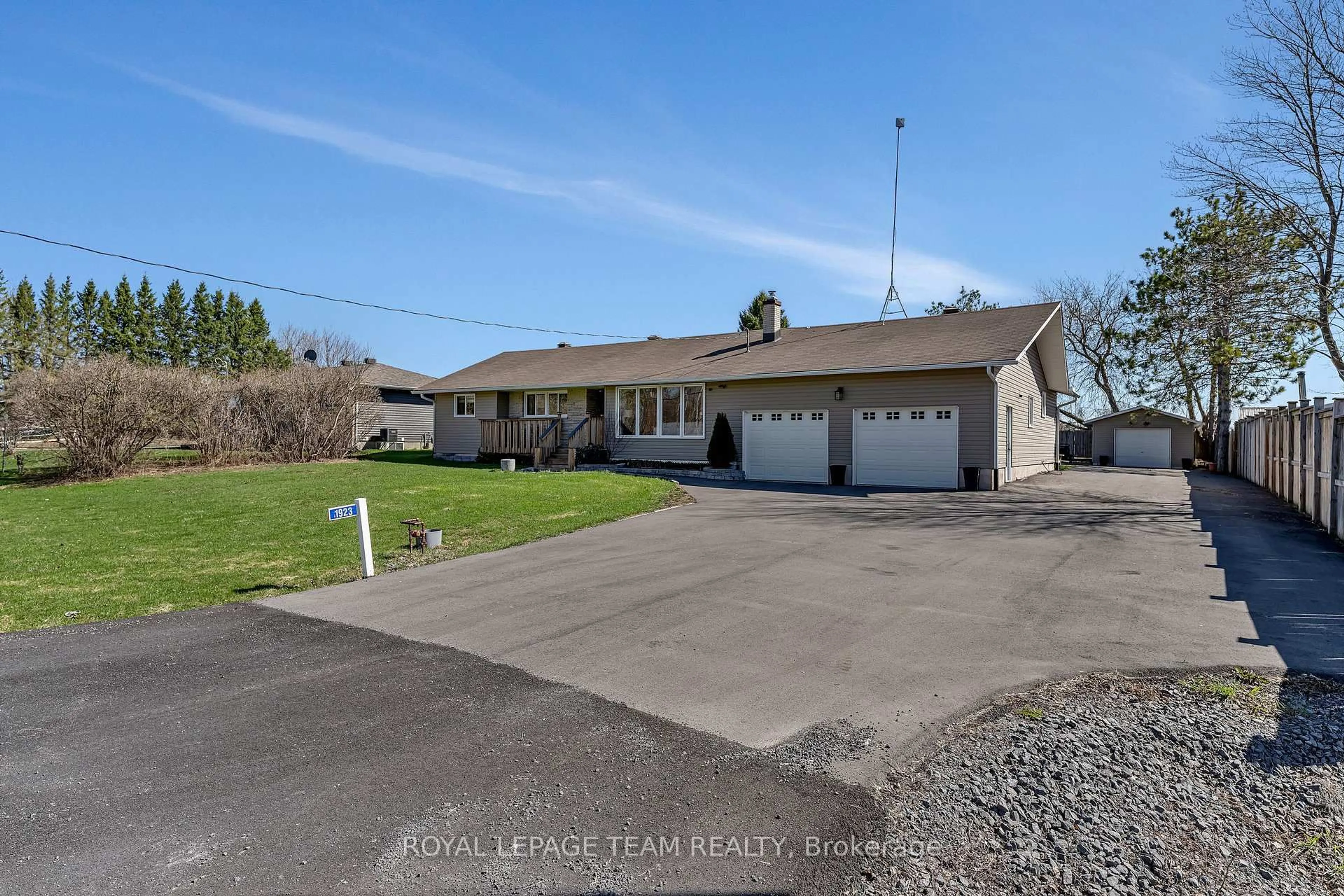 A pic from outside/outdoor area/front of a property/back of a property/a pic from drone, street for 1923 Joanisse Rd, Clarence-Rockland Ontario K0A 2A0