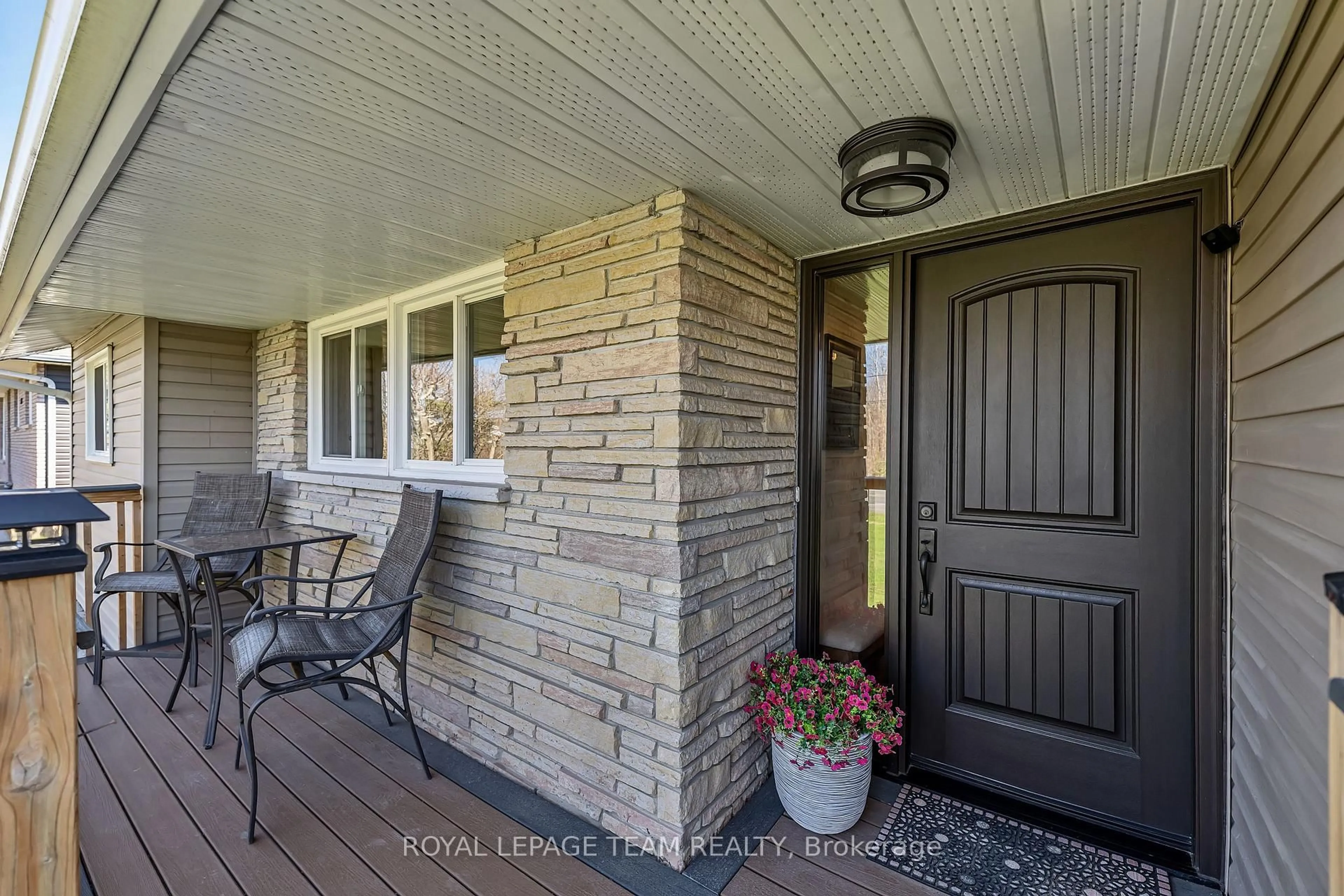 Indoor entryway for 1923 Joanisse Rd, Clarence-Rockland Ontario K0A 2A0