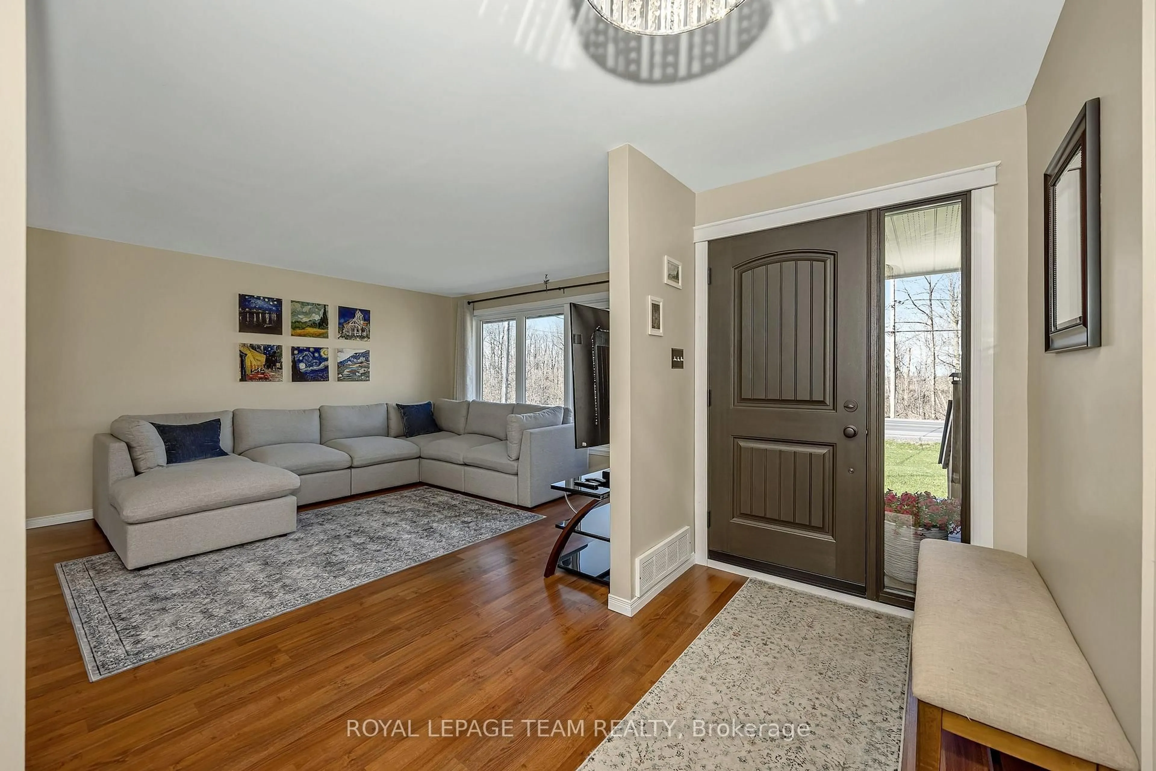 Indoor entryway for 1923 Joanisse Rd, Clarence-Rockland Ontario K0A 2A0