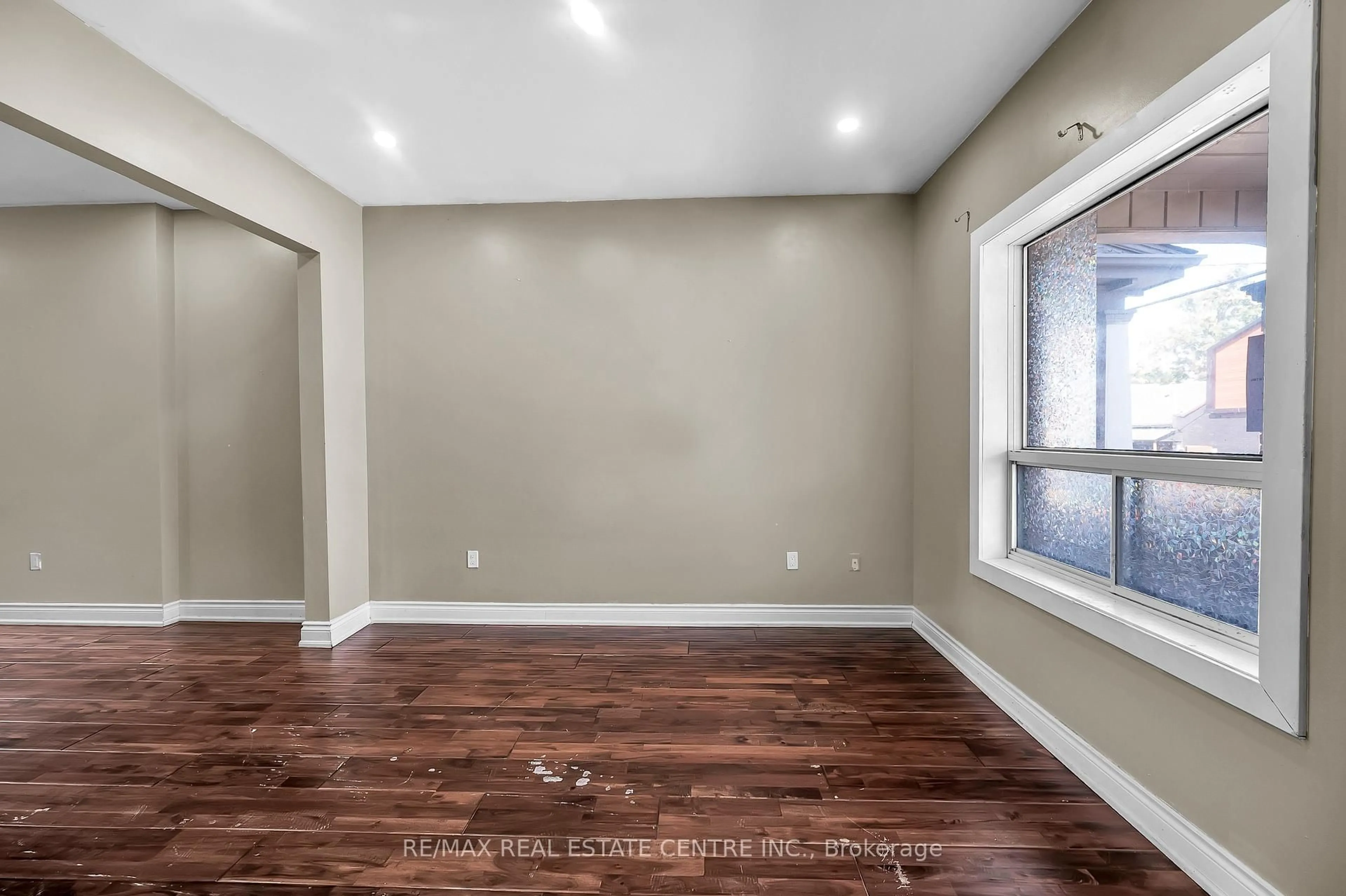 A pic of a room for 334 CANNON St, Hamilton Ontario L8L 2B9