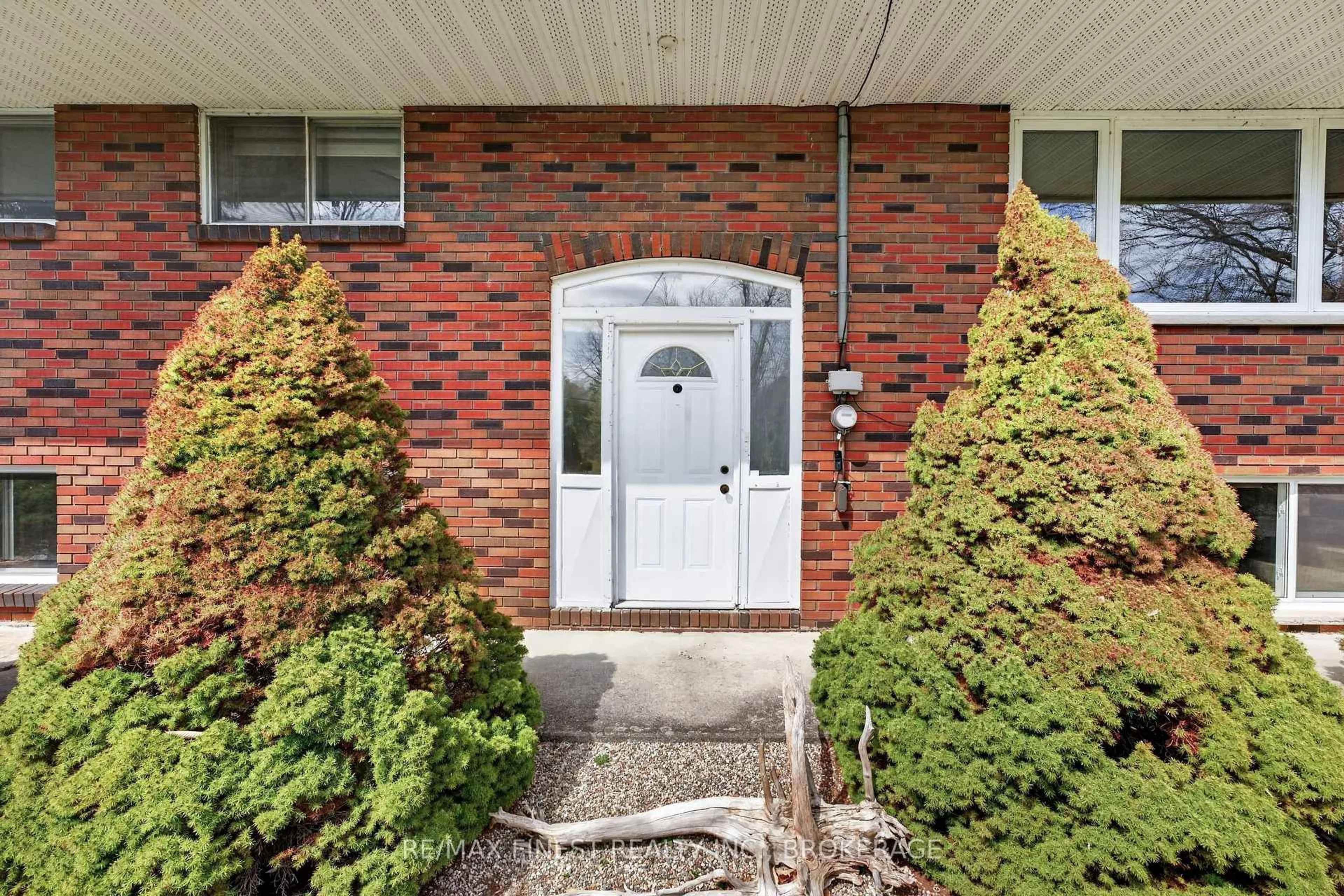 Indoor entryway for 4333 Maple Dr, Verona Ontario K0H 2W0