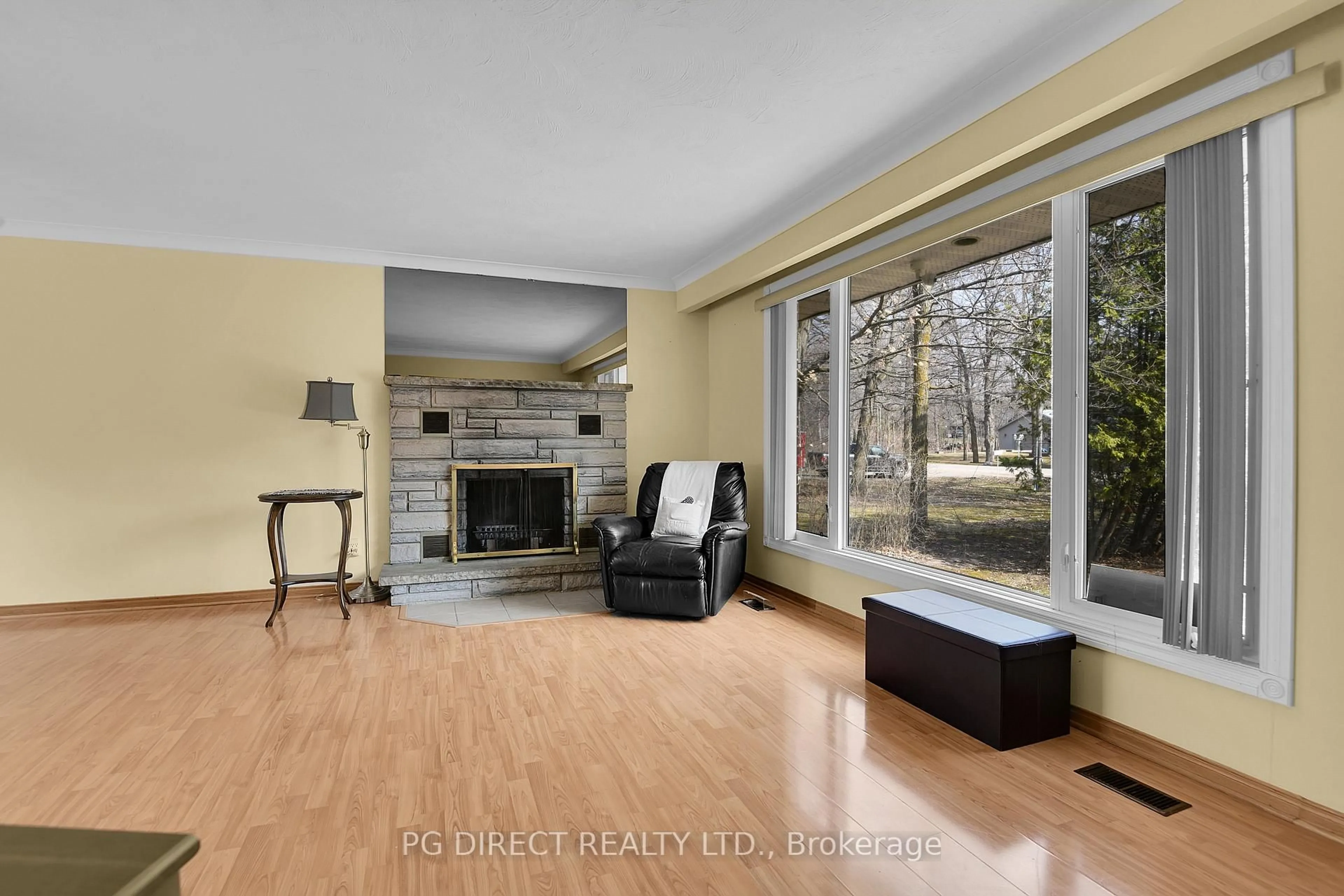 Living room with furniture, unknown for 319 Nieman Dr, Arnprior Ontario K7S 3G8