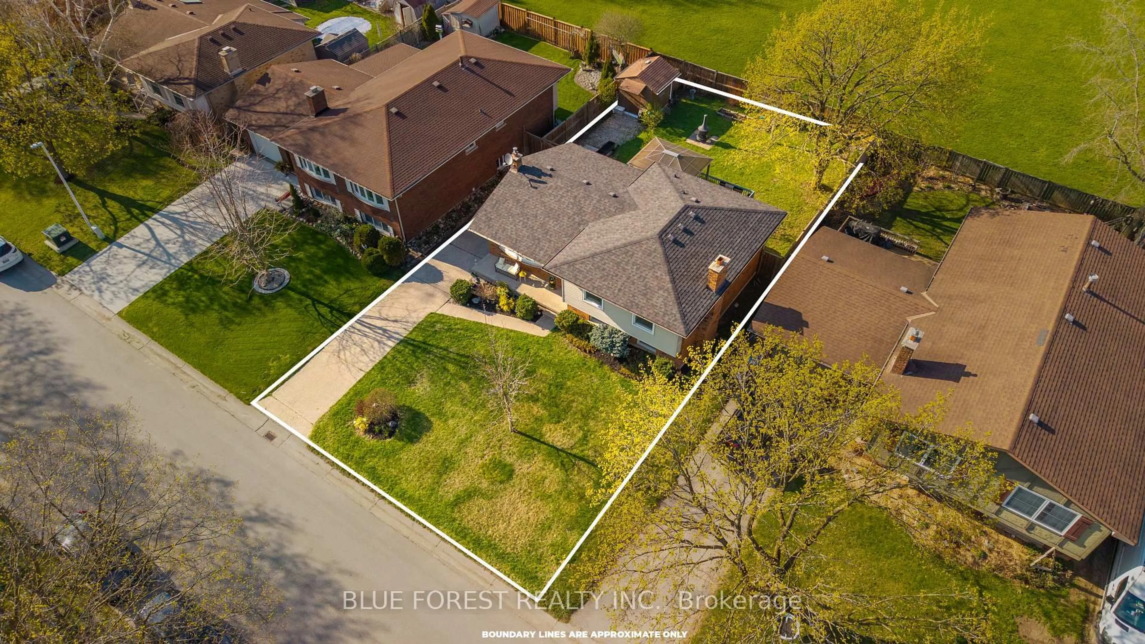 A pic from outside/outdoor area/front of a property/back of a property/a pic from drone, street for 485 Maple St, Strathroy-Caradoc Ontario N7G 3M9