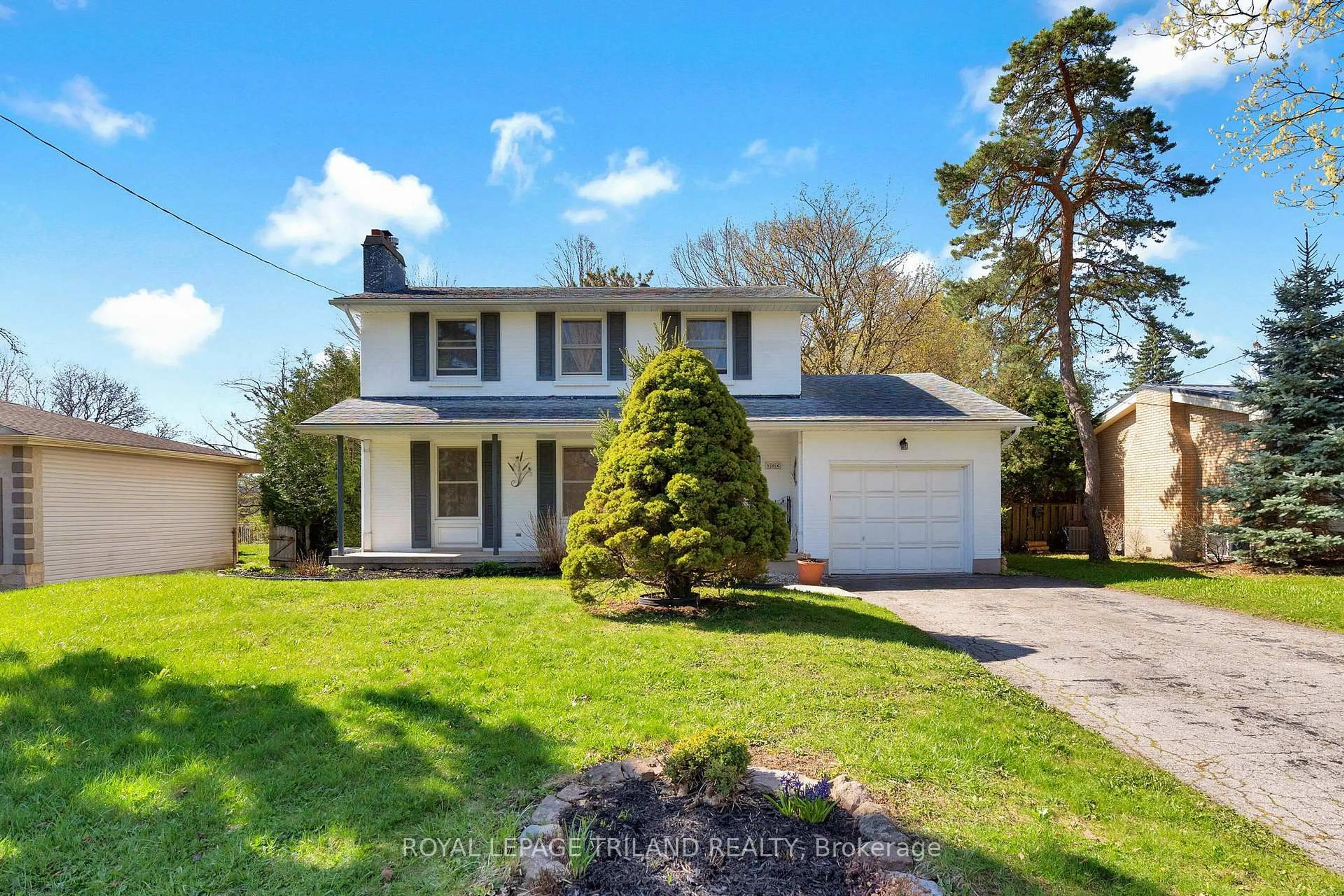 A pic from outside/outdoor area/front of a property/back of a property/a pic from drone, street for 586 Middlewoods Dr, London North Ontario N6G 1W4