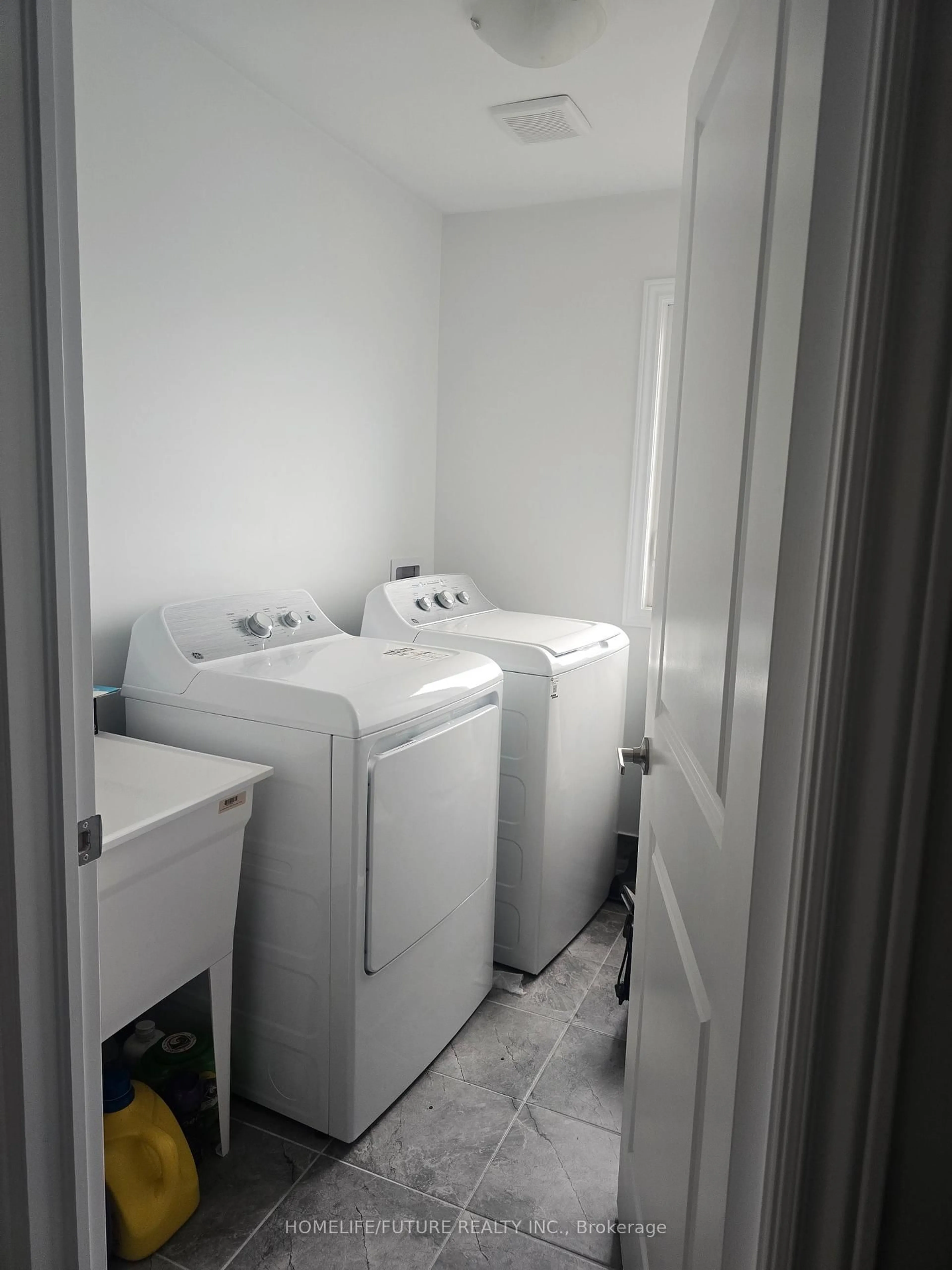 Laundry room for 20 Lincoln Dr, Belleville Ontario K8N 0T8