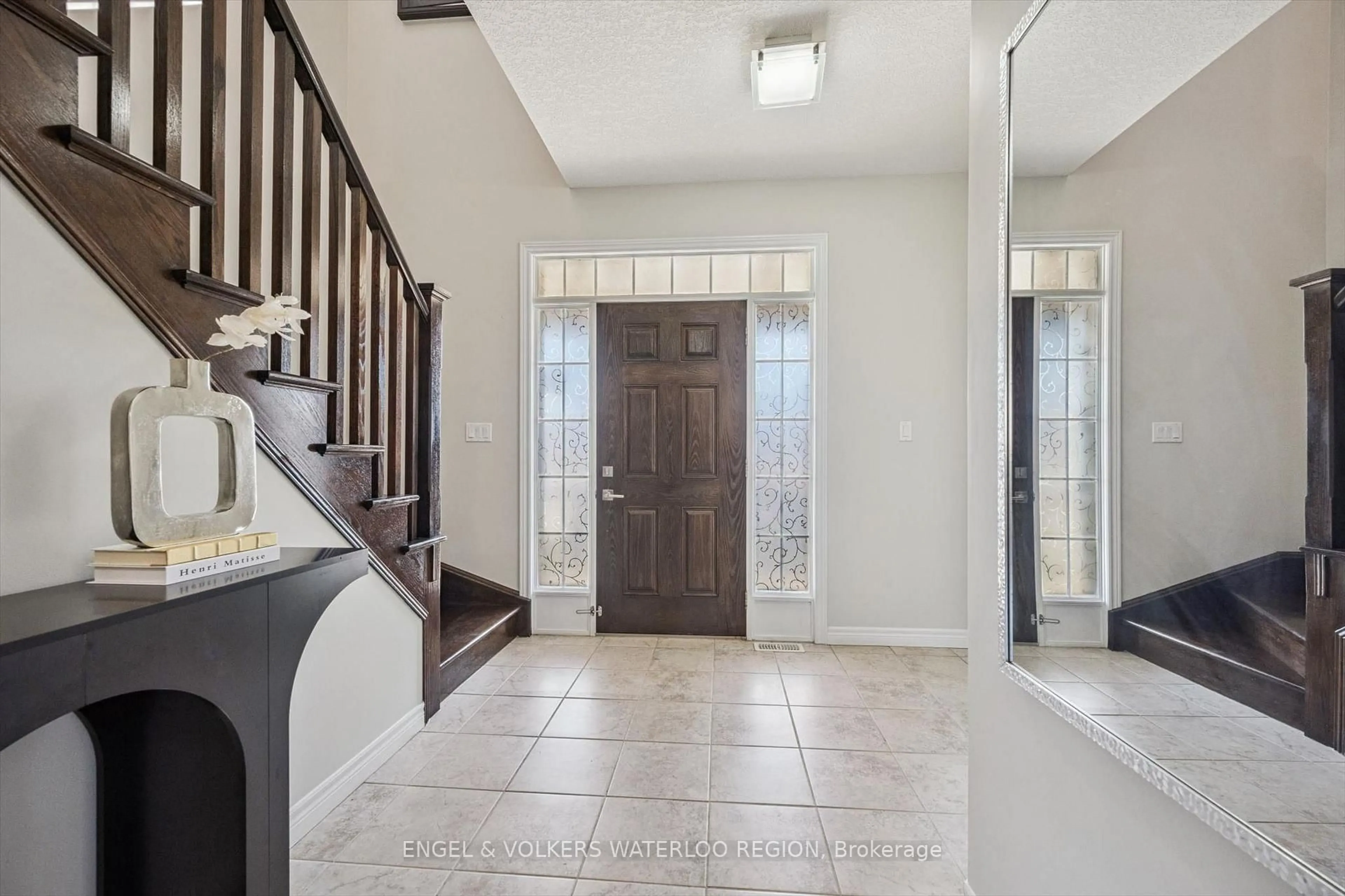 Indoor entryway for 430 Kelso Dr, Waterloo Ontario N2V 2S1