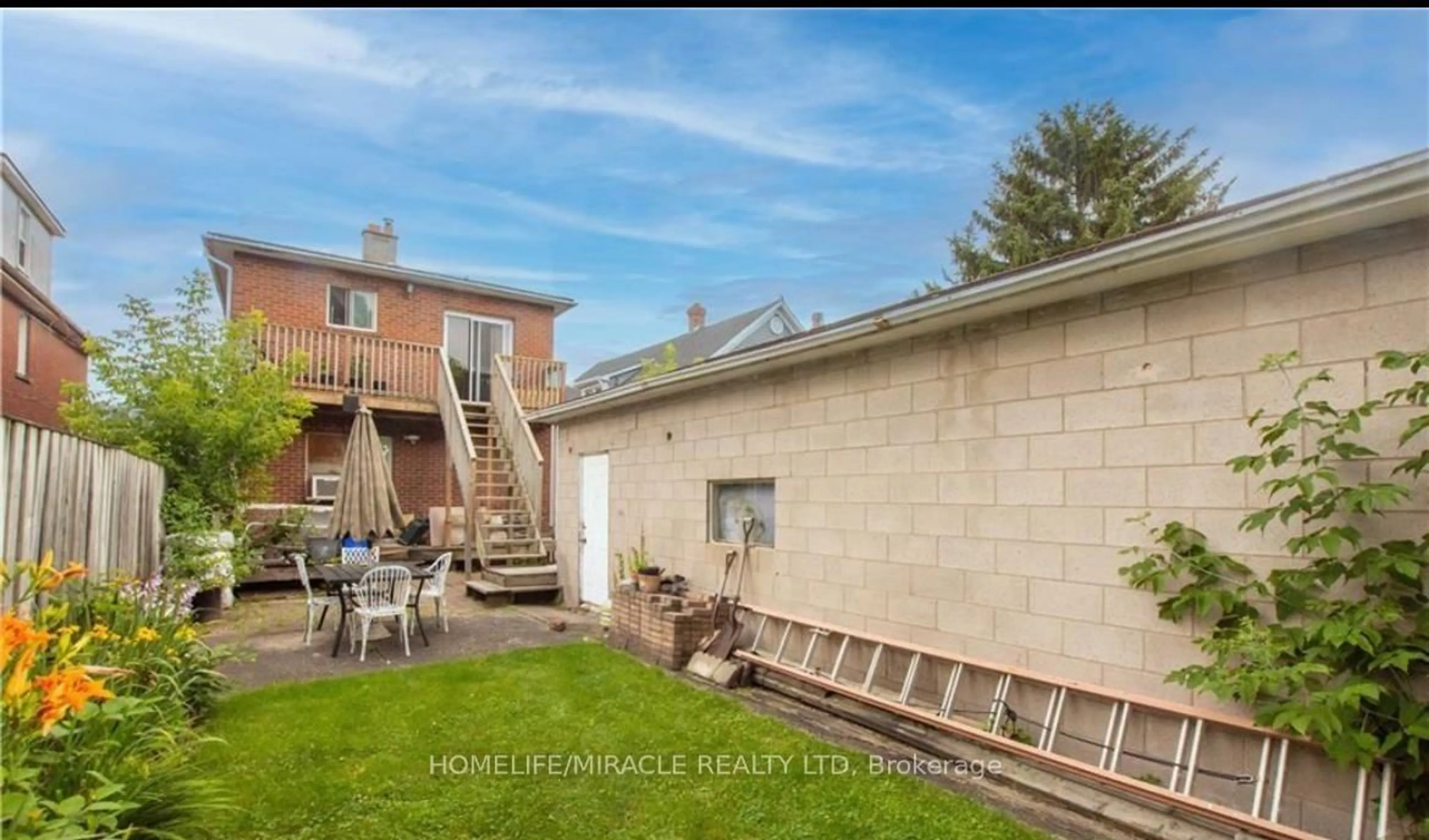 Patio, street for 39 Park St, Welland Ontario L3B 4M3