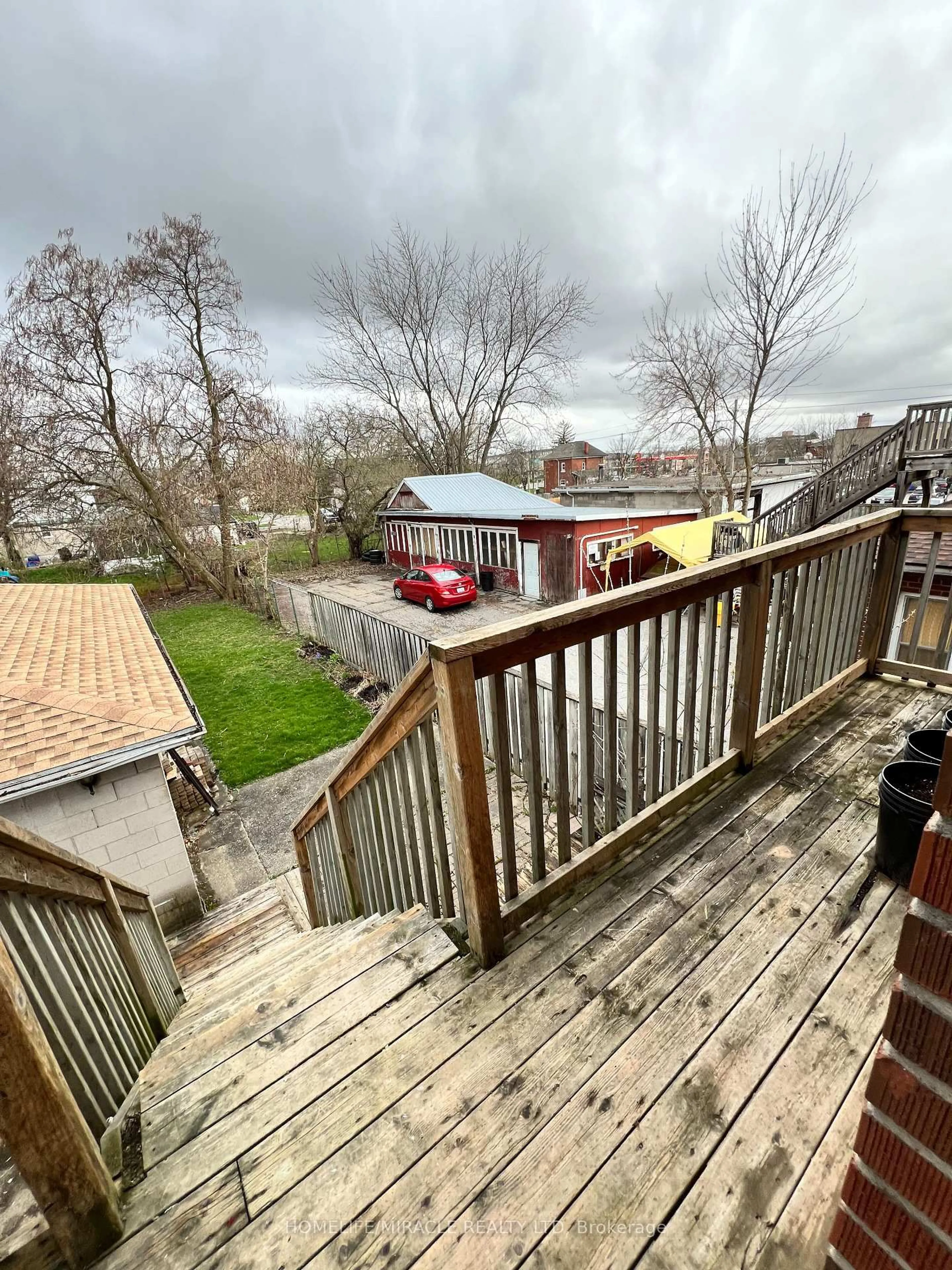 A pic from outside/outdoor area/front of a property/back of a property/a pic from drone, unknown for 39 Park St, Welland Ontario L3B 4M3