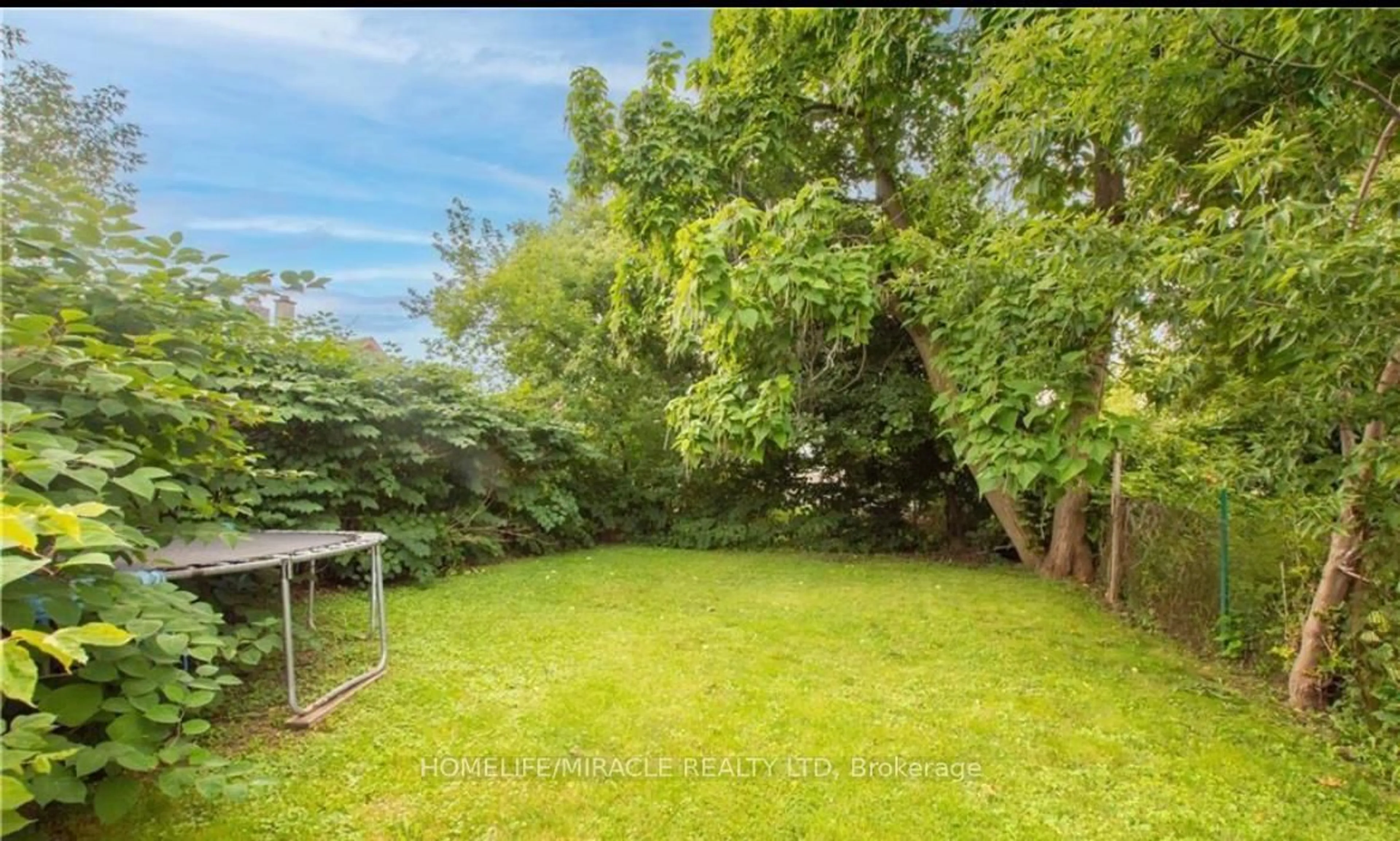 A pic from outside/outdoor area/front of a property/back of a property/a pic from drone, forest/trees view for 39 Park St, Welland Ontario L3B 4M3