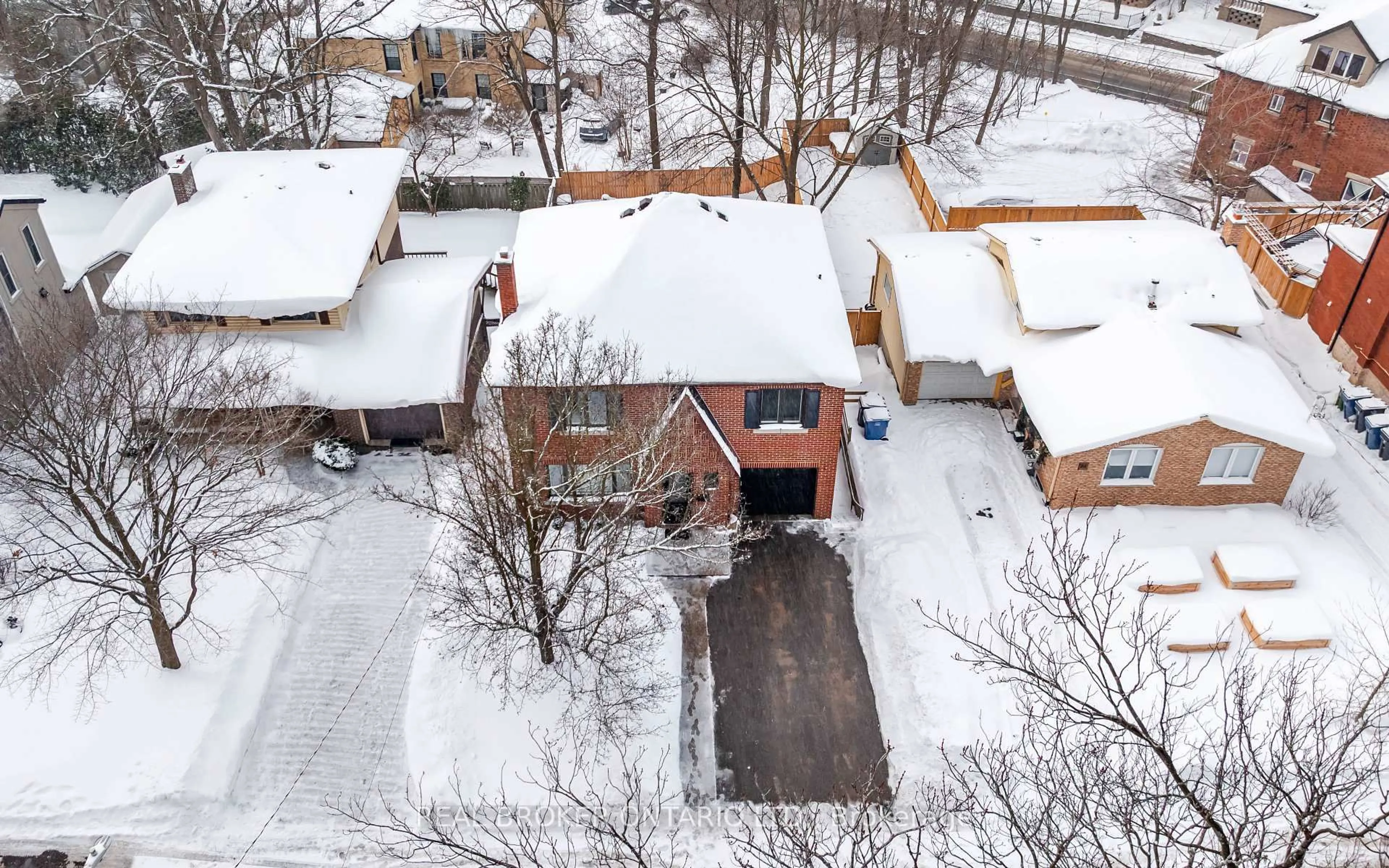 A pic from outside/outdoor area/front of a property/back of a property/a pic from drone, street for 84 Queen St, Guelph Ontario N1E 4R8