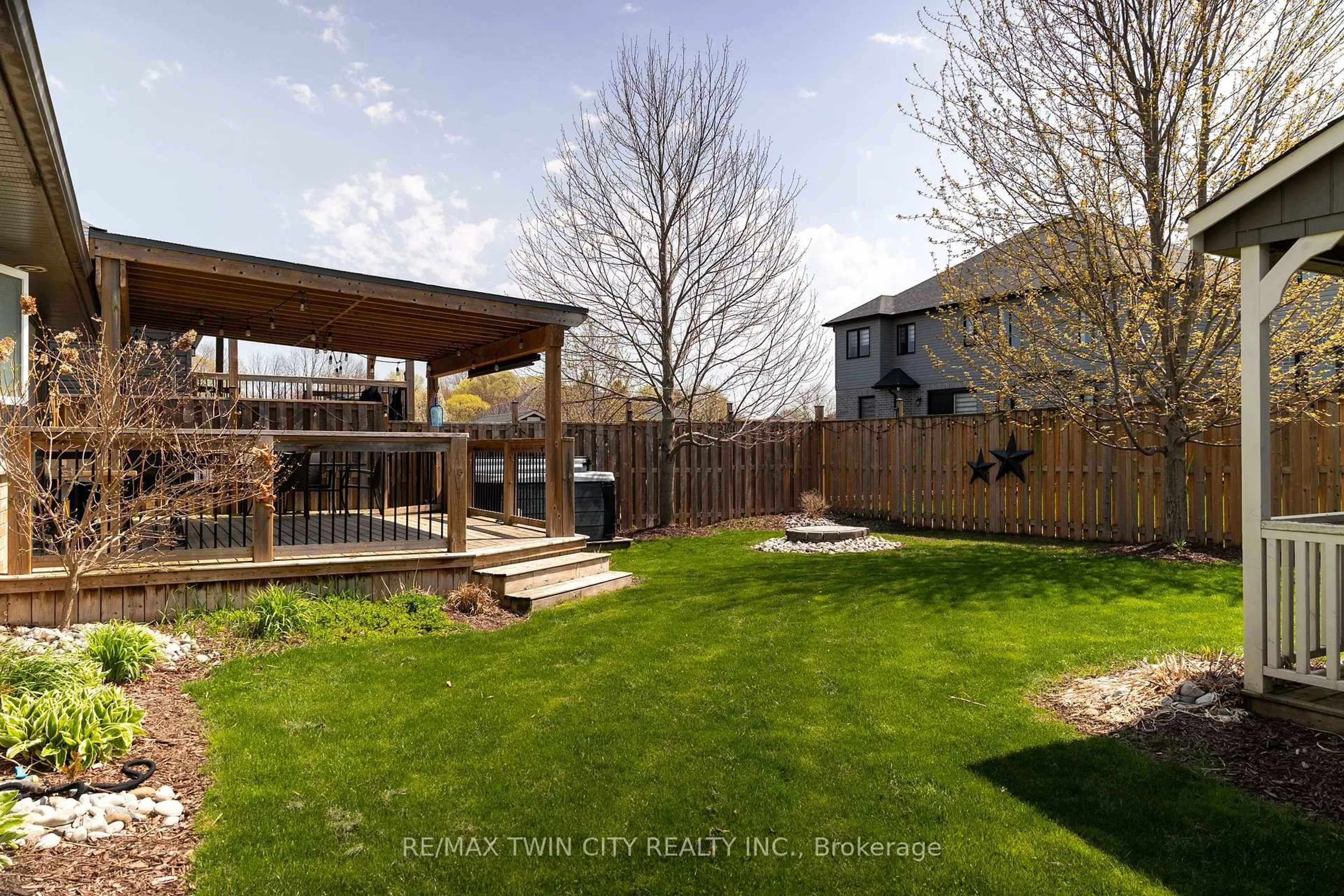 A pic from outside/outdoor area/front of a property/back of a property/a pic from drone, unknown for 44 WILLIAM St, Tillsonburg Ontario N4G 1L8