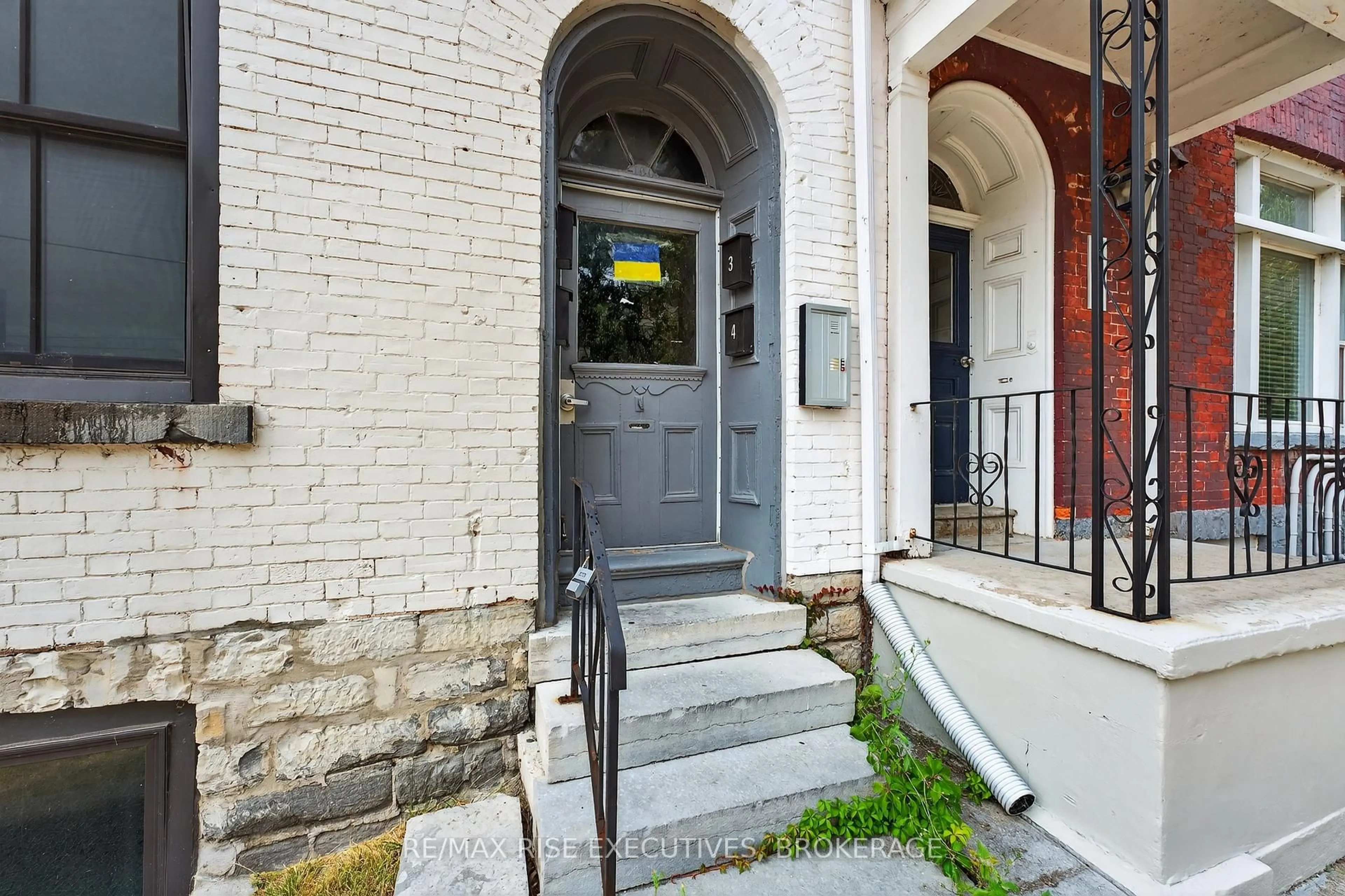 Indoor entryway for 160 King St, Kingston Ontario K7L 3A2