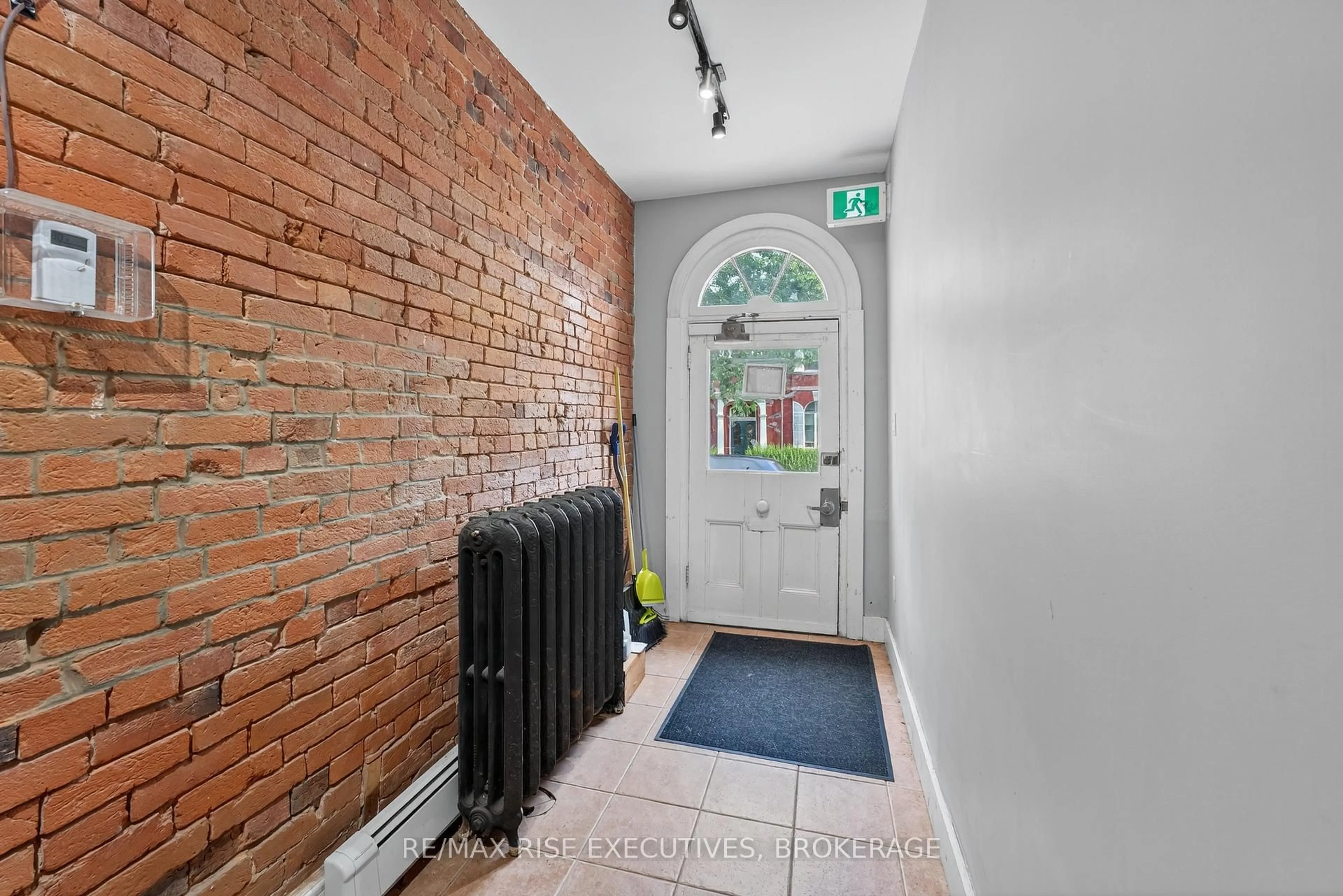 Indoor foyer for 160 King St, Kingston Ontario K7L 3A2