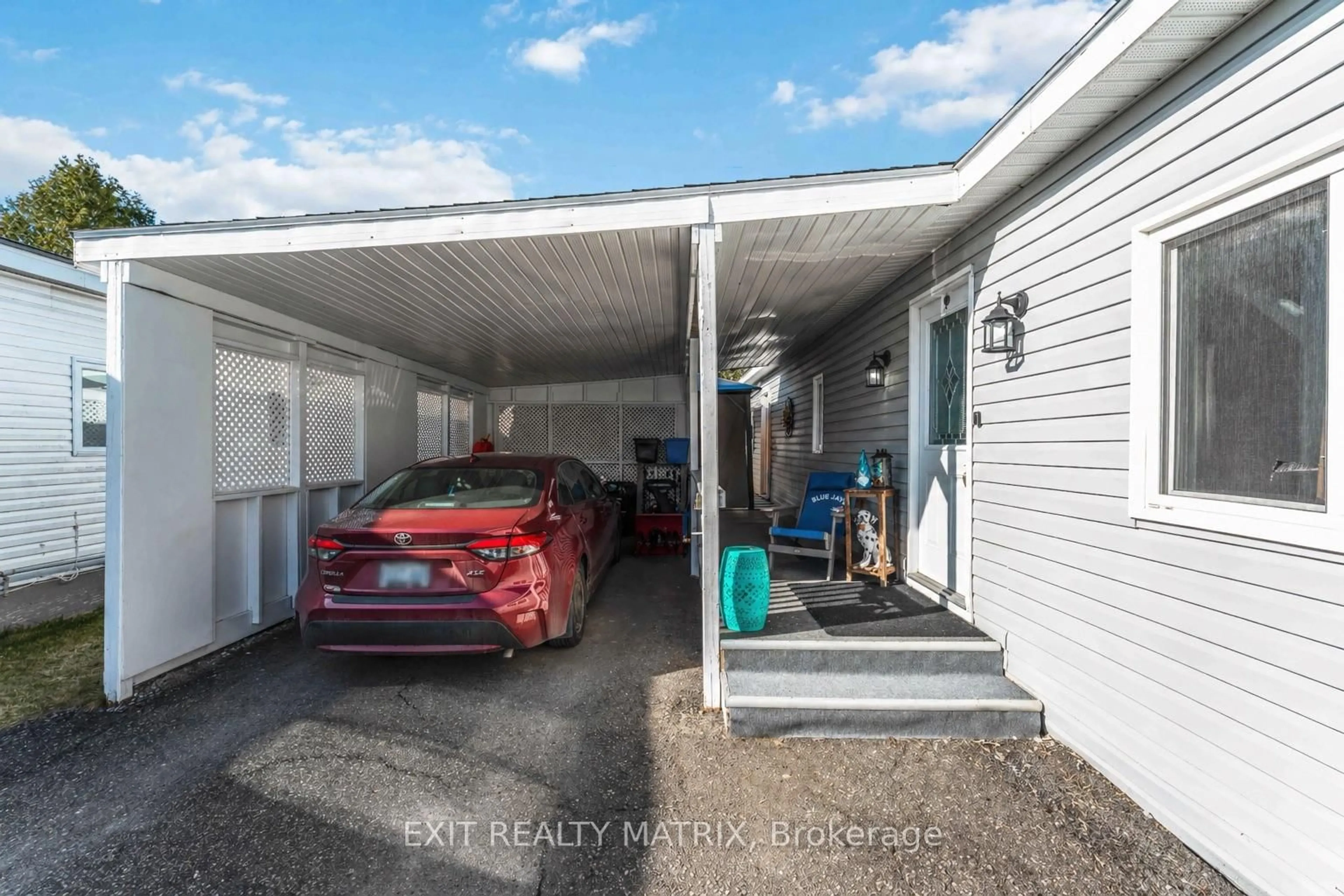 Indoor garage for 1018 Vista Barrett Private, Greely Ontario K4P 1C7