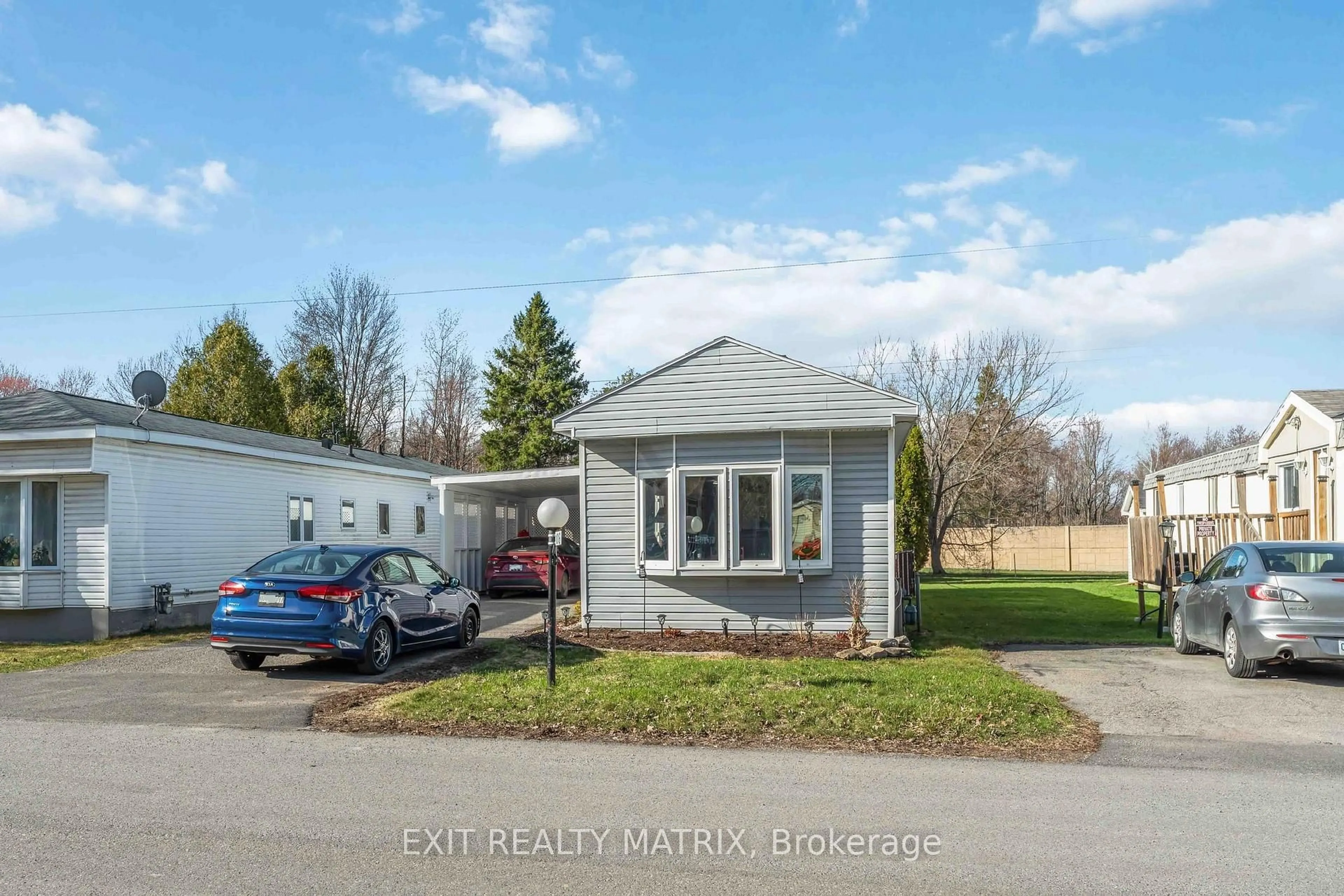 Home with vinyl exterior material, street for 1018 Vista Barrett Private, Greely Ontario K4P 1C7