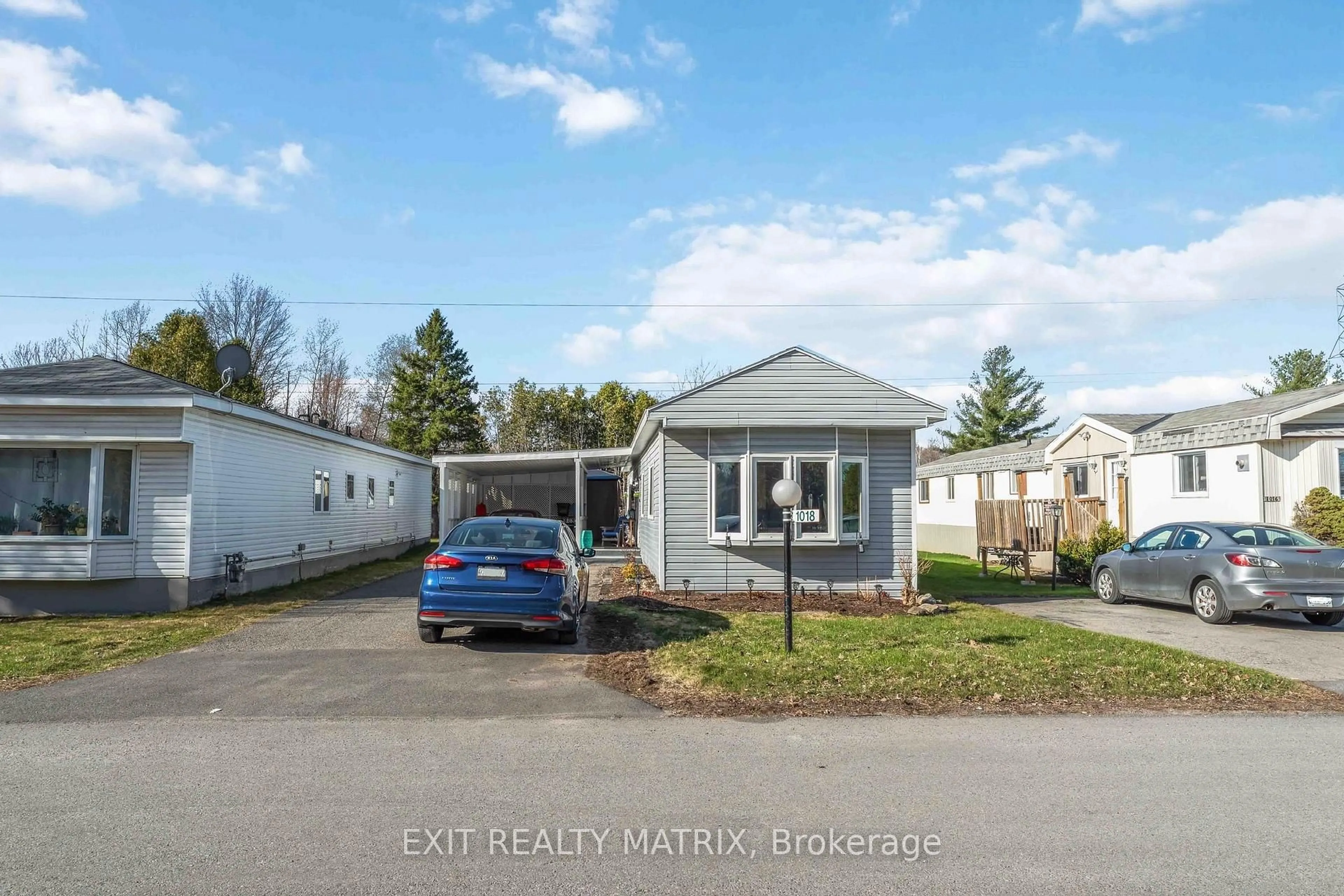 Home with vinyl exterior material, street for 1018 Vista Barrett Private, Greely Ontario K4P 1C7