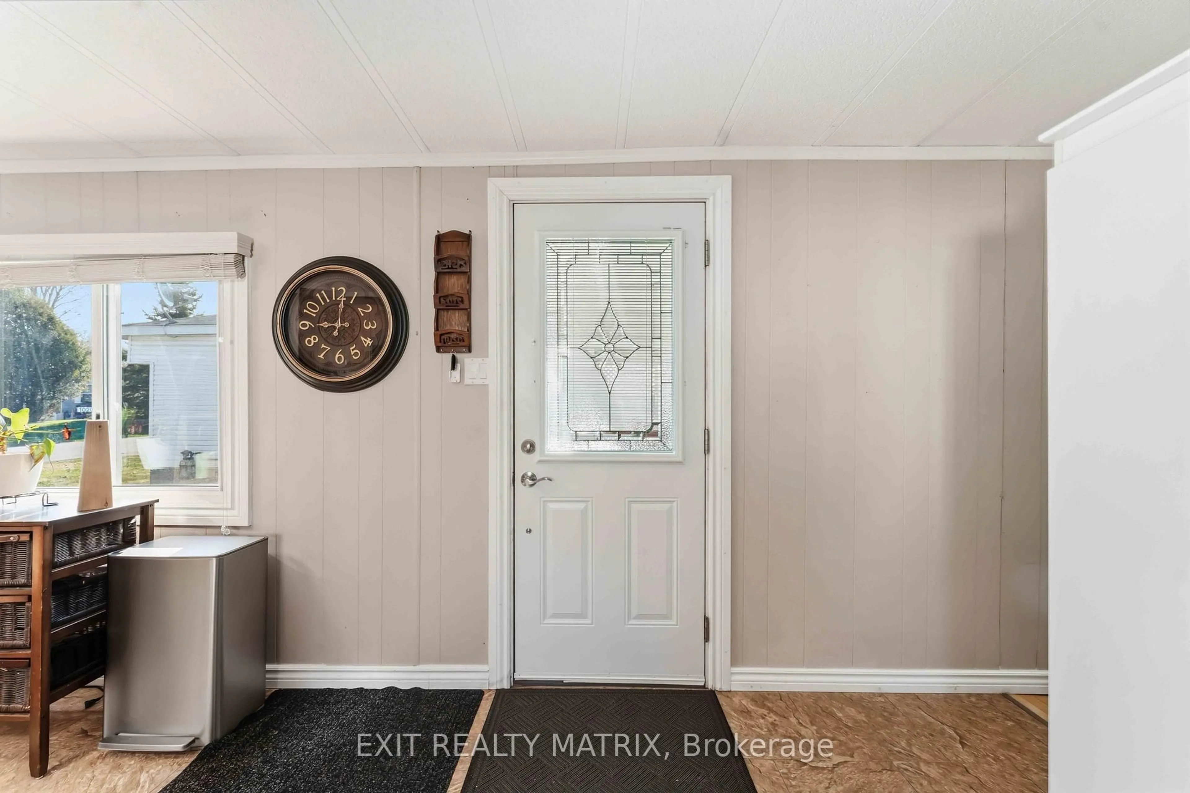Indoor entryway for 1018 Vista Barrett Private, Greely Ontario K4P 1C7