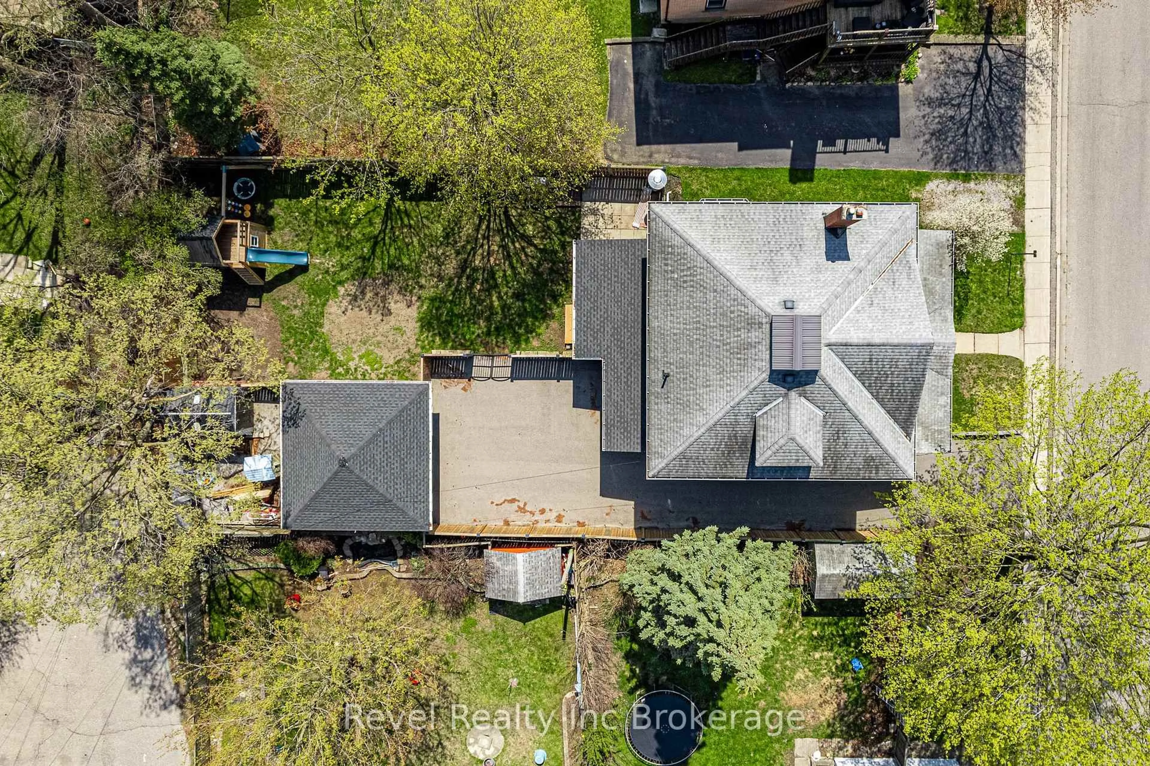 A pic from outside/outdoor area/front of a property/back of a property/a pic from drone, street for 111 Albert St, Ingersoll Ontario N5C 2Y2