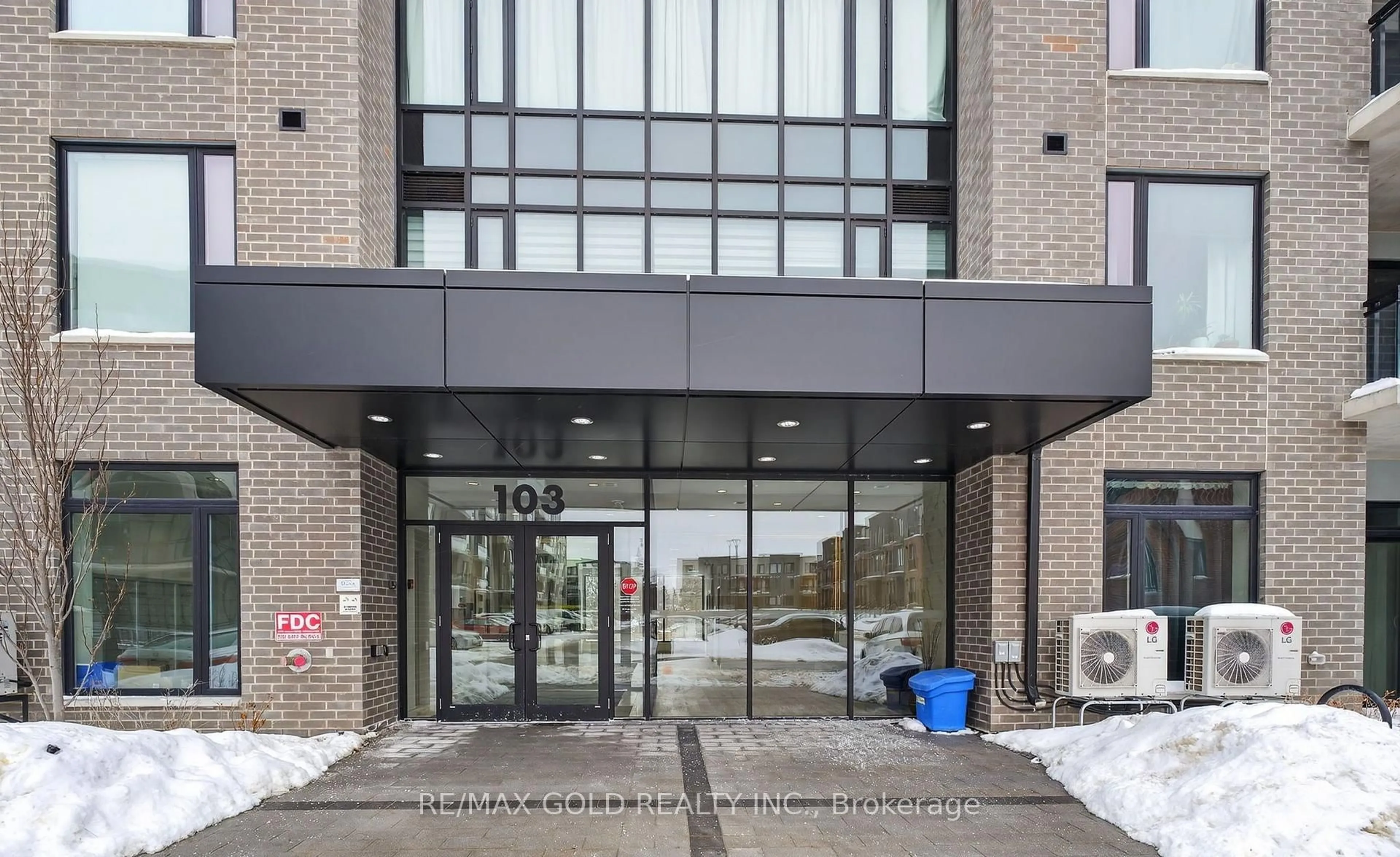 Indoor foyer for 103 Roger St #306, Waterloo Ontario N2J 0G2
