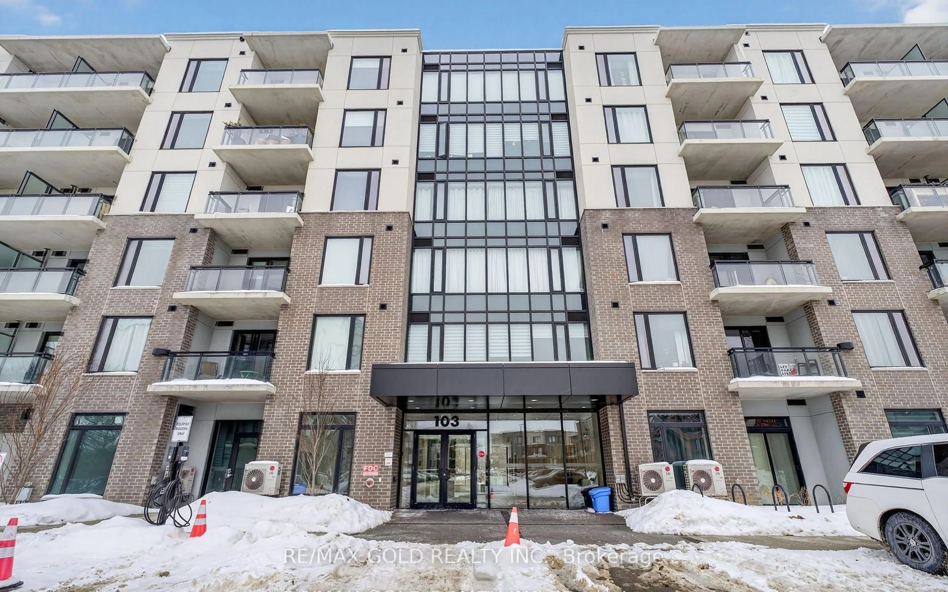Indoor foyer for 103 Roger St #306, Waterloo Ontario N2J 0G2