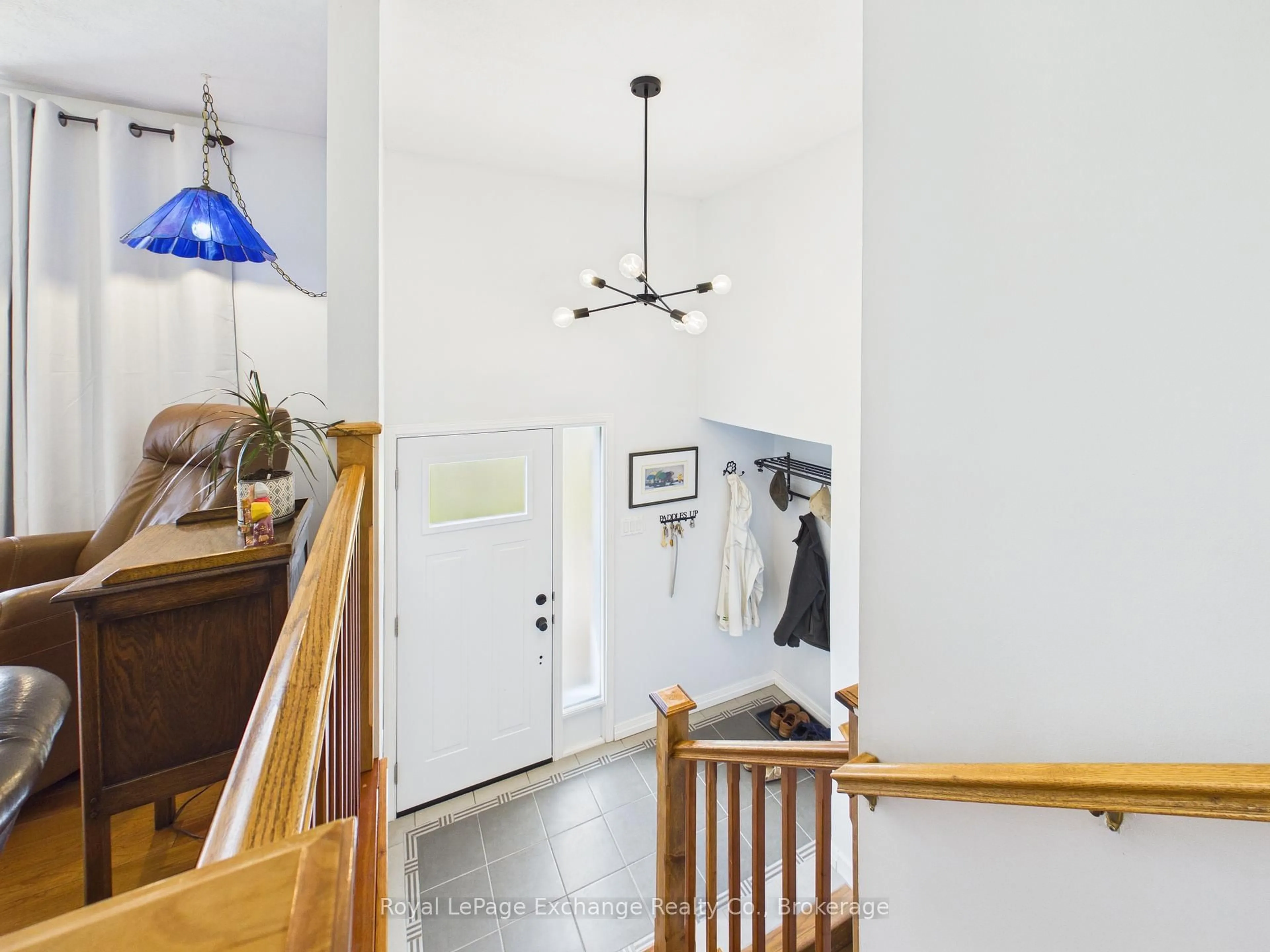 Indoor foyer for 32 Blairs Tr, Huron-Kinloss Ontario N2X 0B3