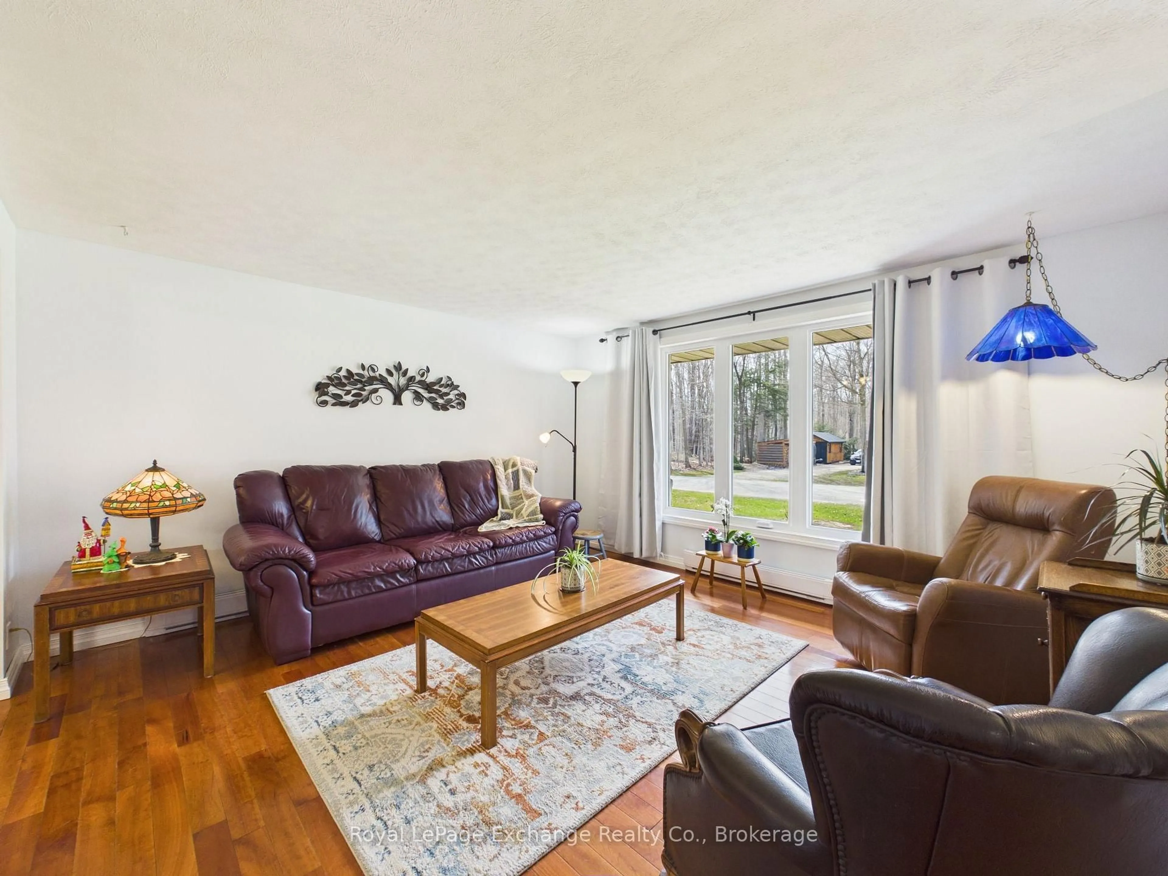 Living room with furniture, wood/laminate floor for 32 Blairs Tr, Huron-Kinloss Ontario N2X 0B3