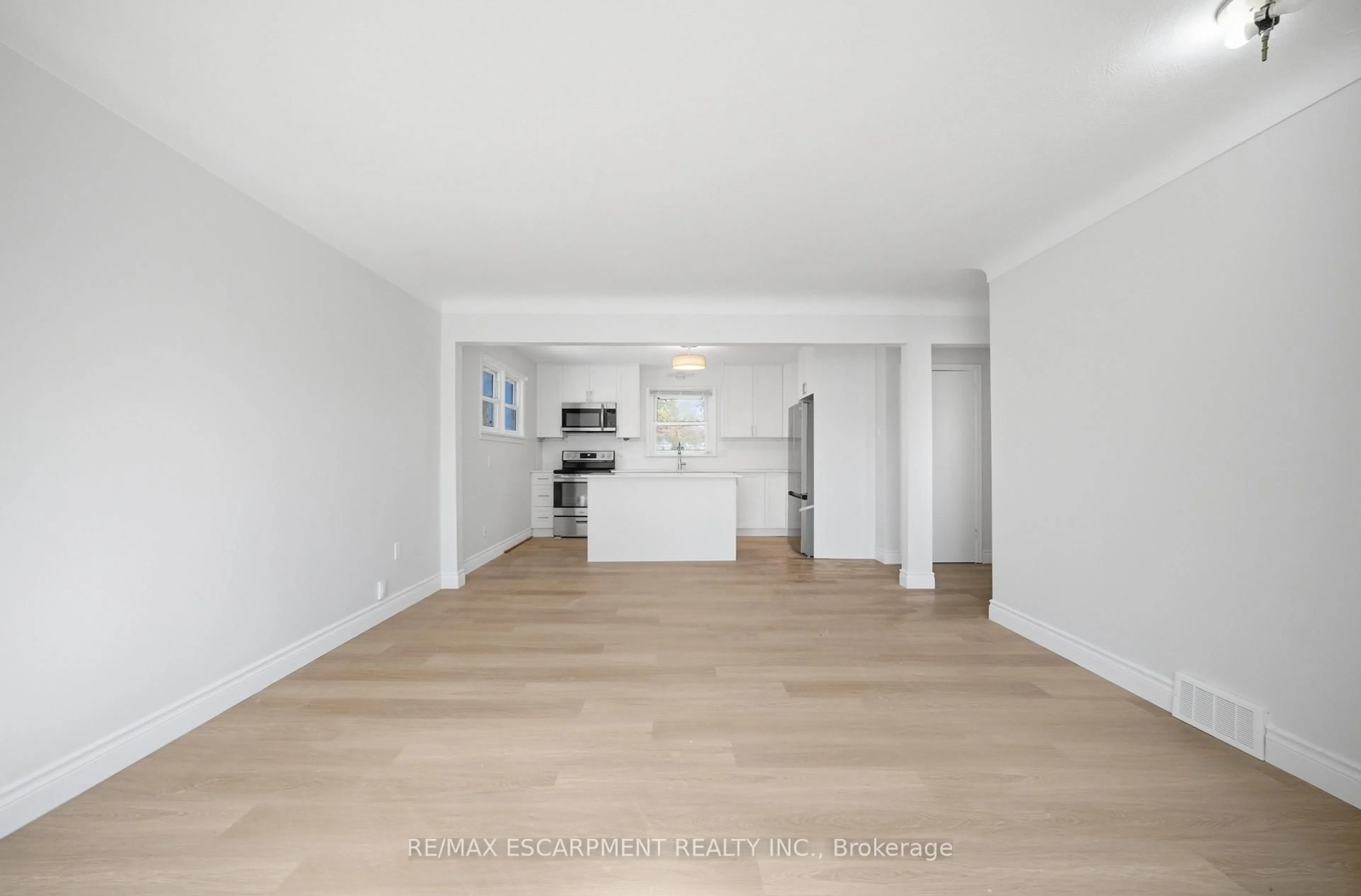 A pic of a room for 36 Woodelm Dr, St. Catharines Ontario L2M 4N3