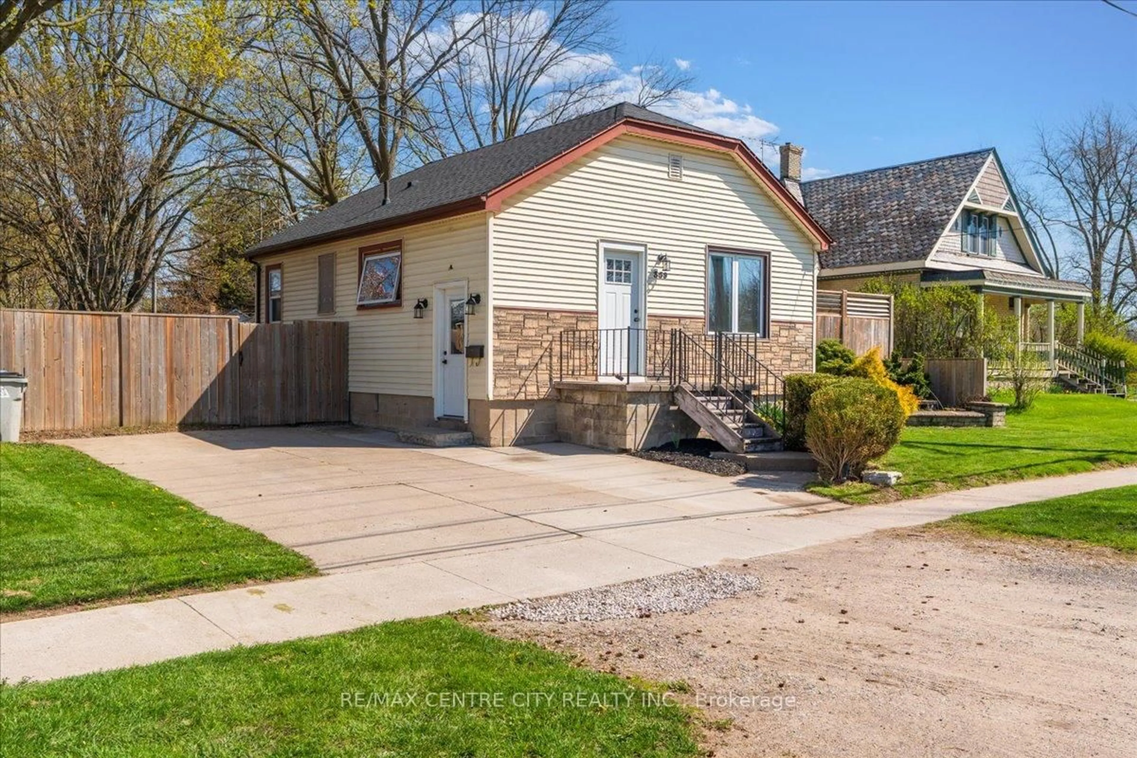 Home with vinyl exterior material, street for 359 Albert St, Strathroy-Caradoc Ontario N7G 1W4