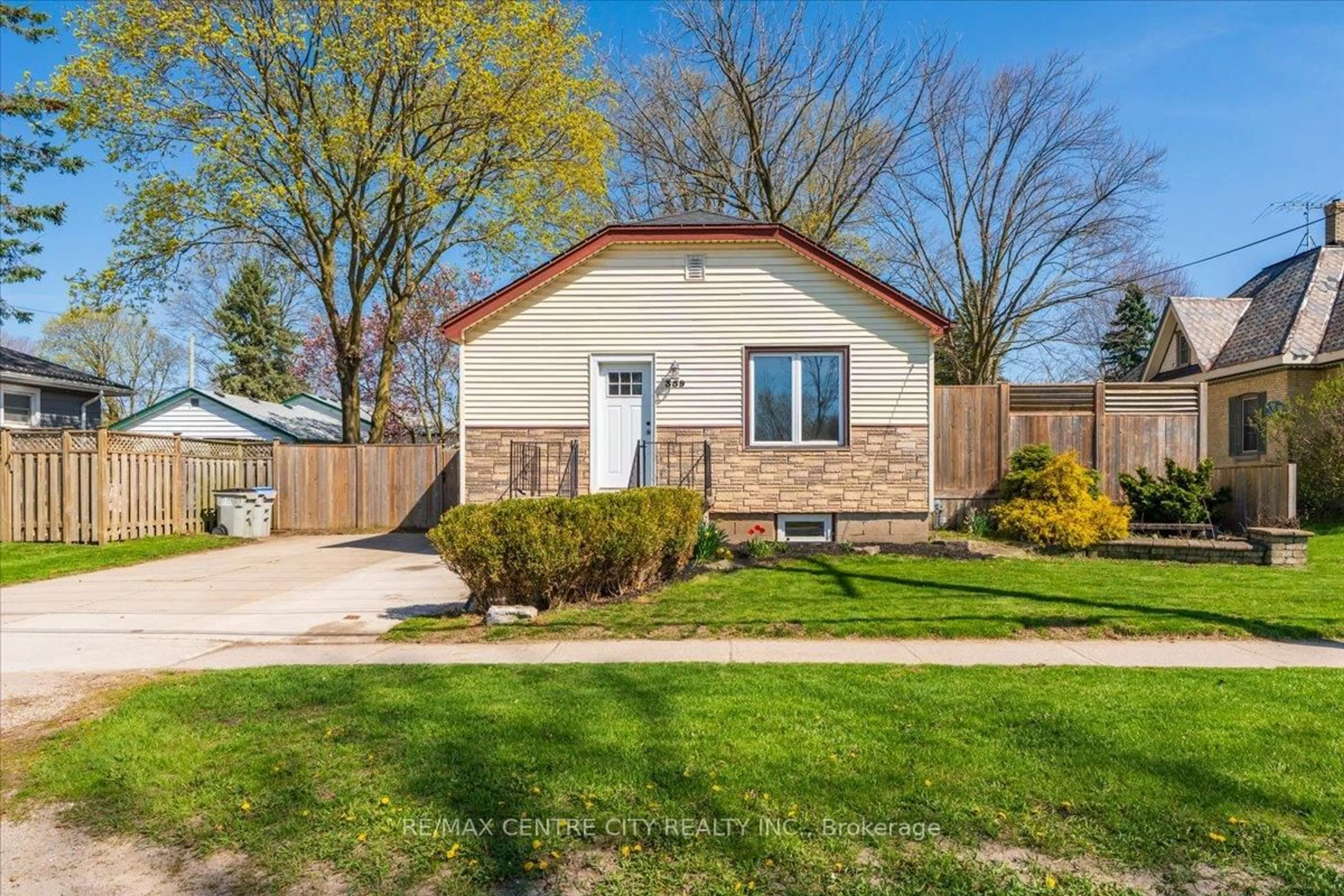 Home with vinyl exterior material, street for 359 Albert St, Strathroy-Caradoc Ontario N7G 1W4