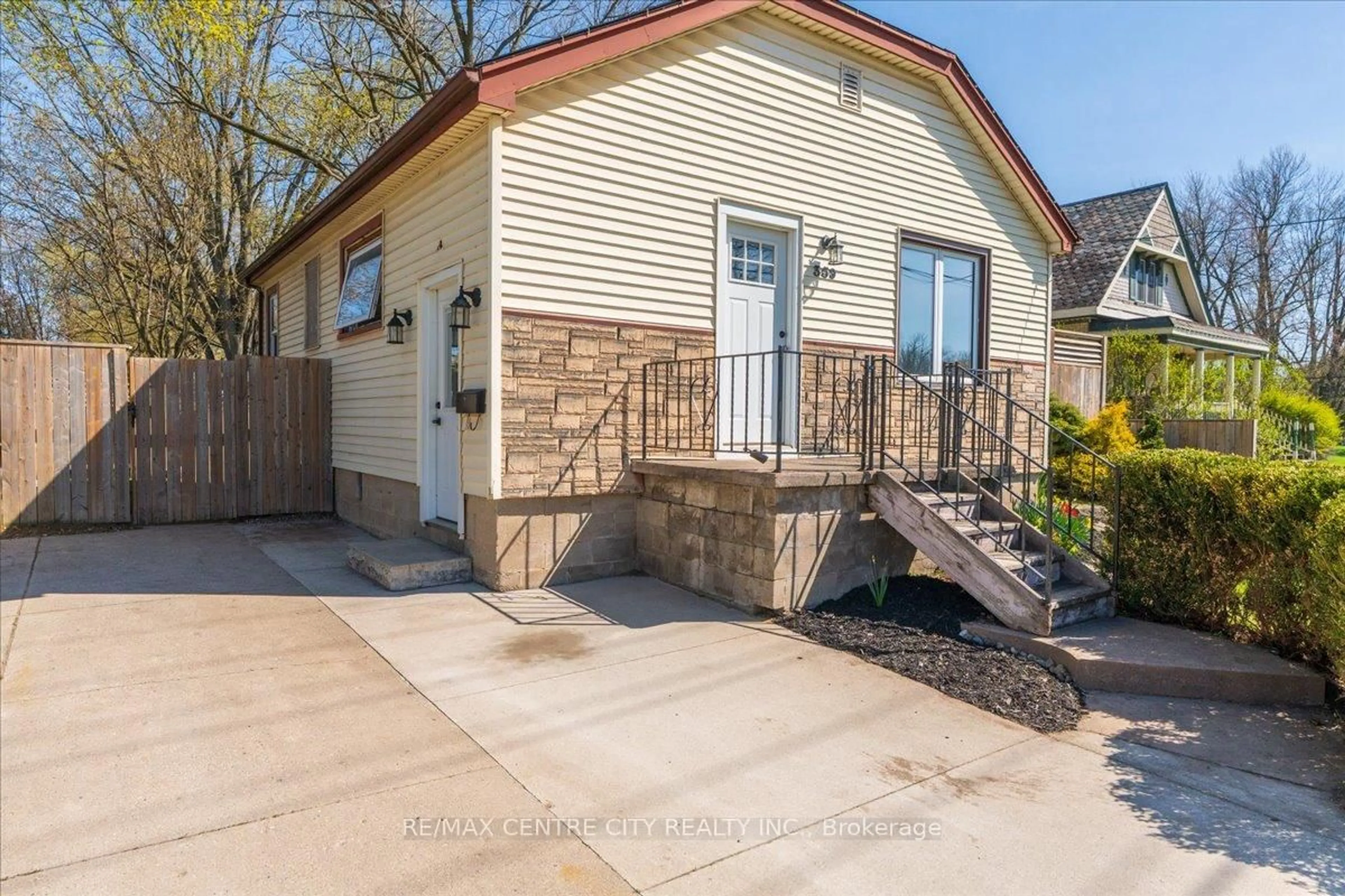 Home with vinyl exterior material, street for 359 Albert St, Strathroy-Caradoc Ontario N7G 1W4