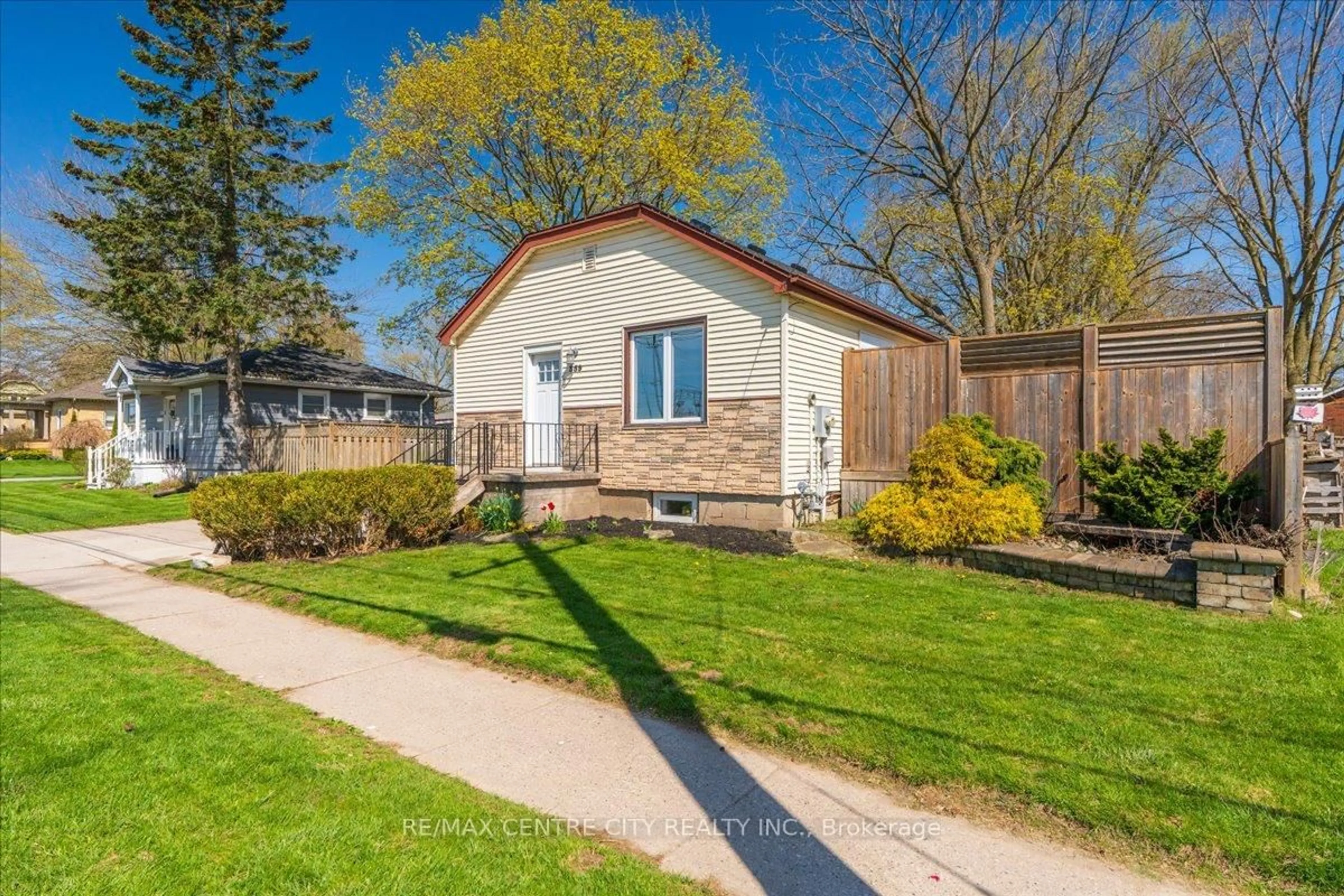 Home with vinyl exterior material, street for 359 Albert St, Strathroy-Caradoc Ontario N7G 1W4