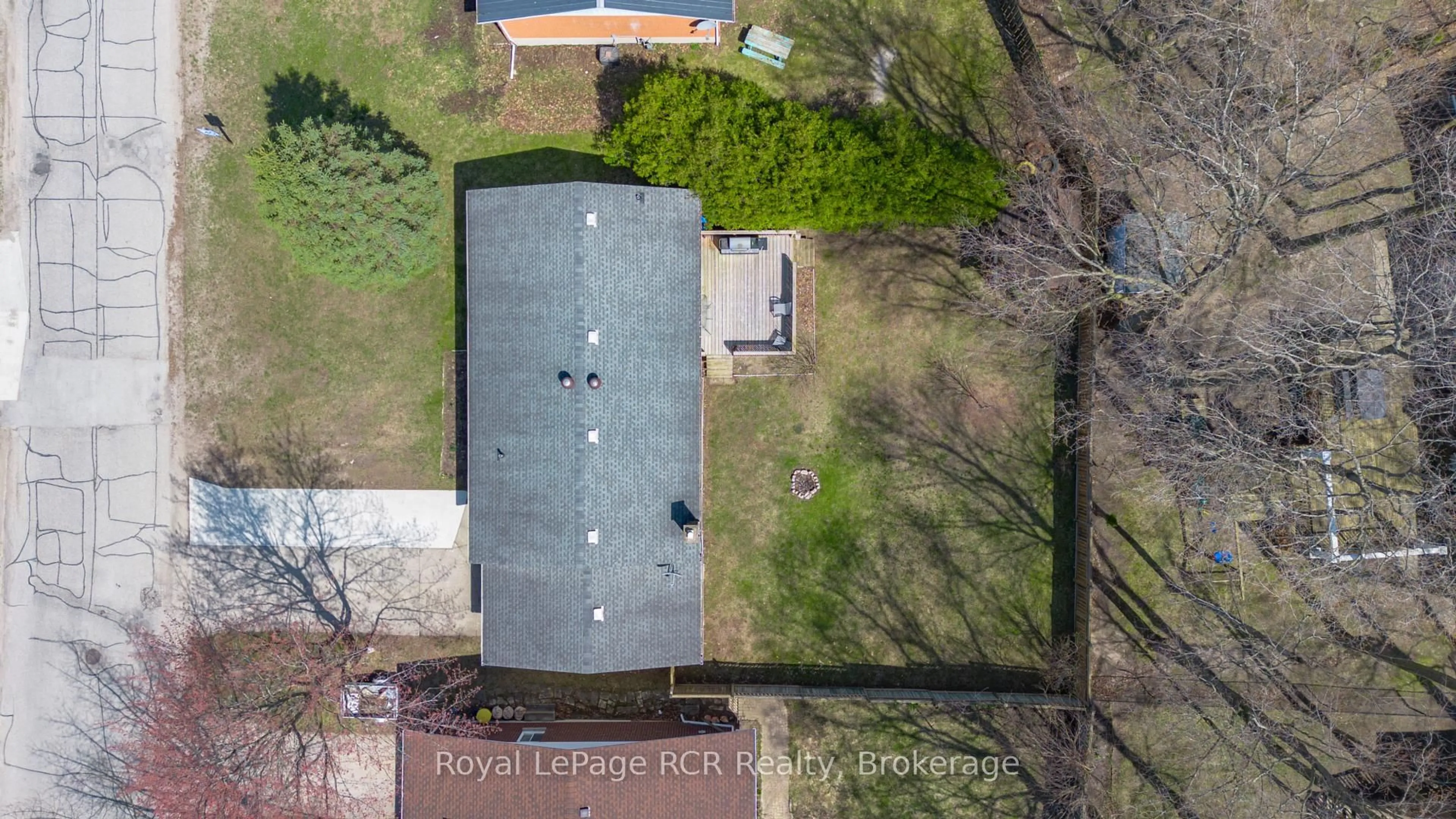 A pic from outside/outdoor area/front of a property/back of a property/a pic from drone, unknown for 383 WELLINGTON St, Saugeen Shores Ontario N0H 2C4