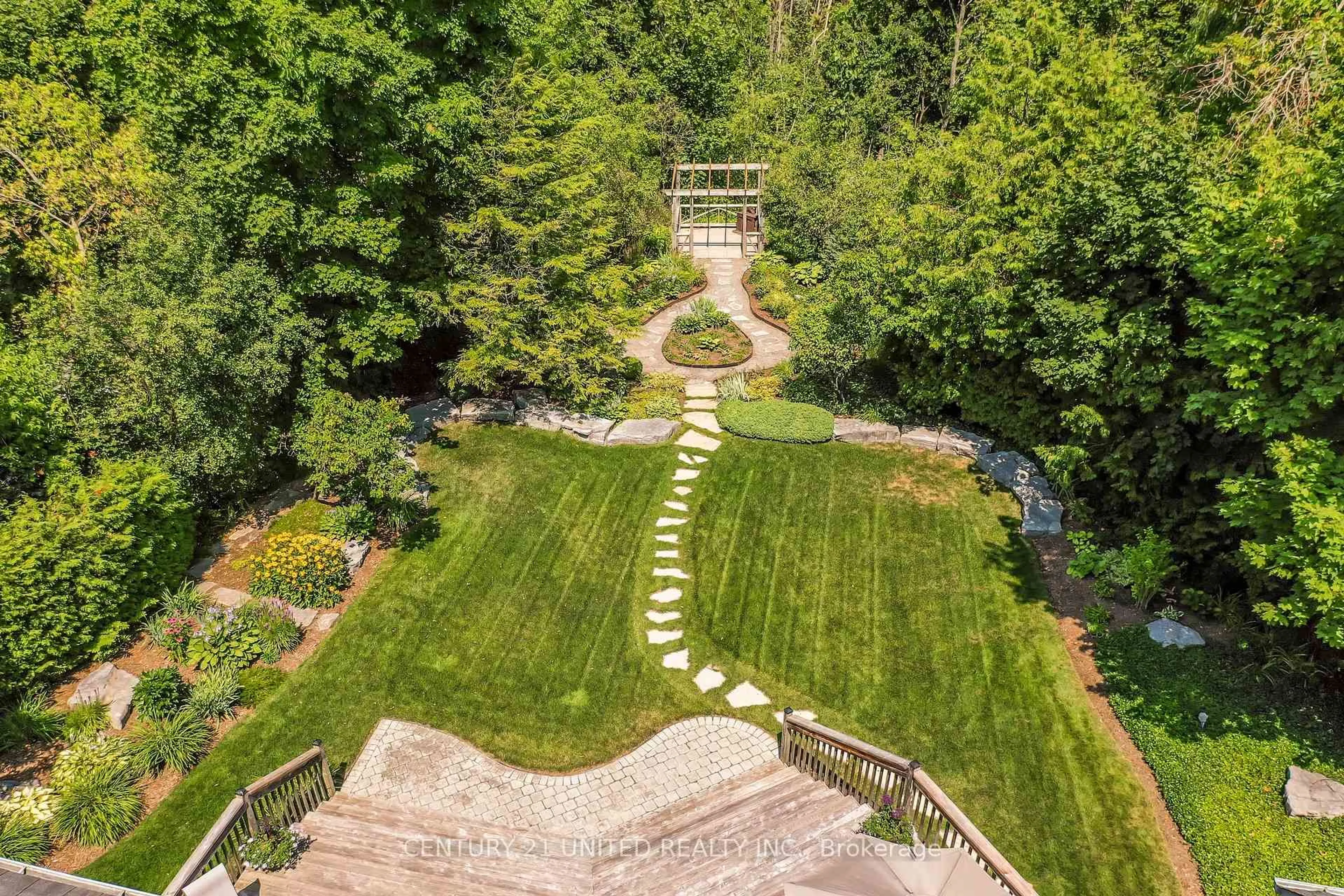 A pic from outside/outdoor area/front of a property/back of a property/a pic from drone, unknown for 916 Valleyview Dr, Peterborough Ontario K9J 6R1