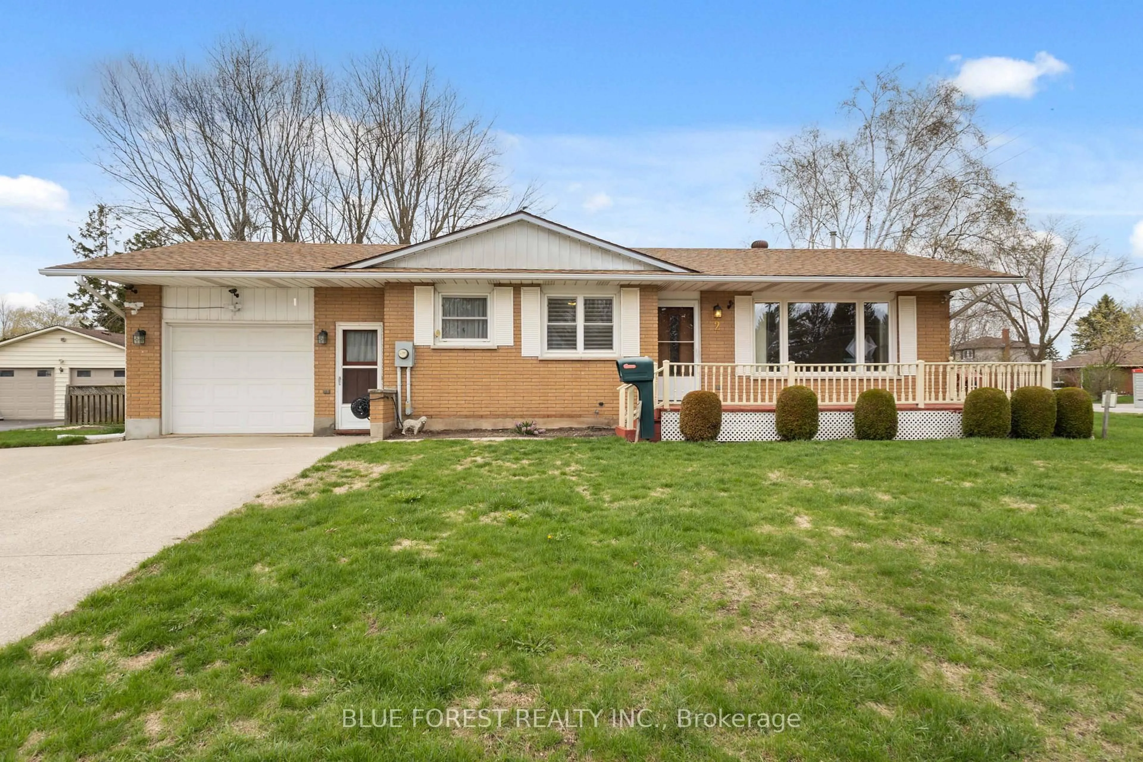 Home with vinyl exterior material, street for 2 Wadsworth Dr, Ingersoll Ontario N5C 2C1