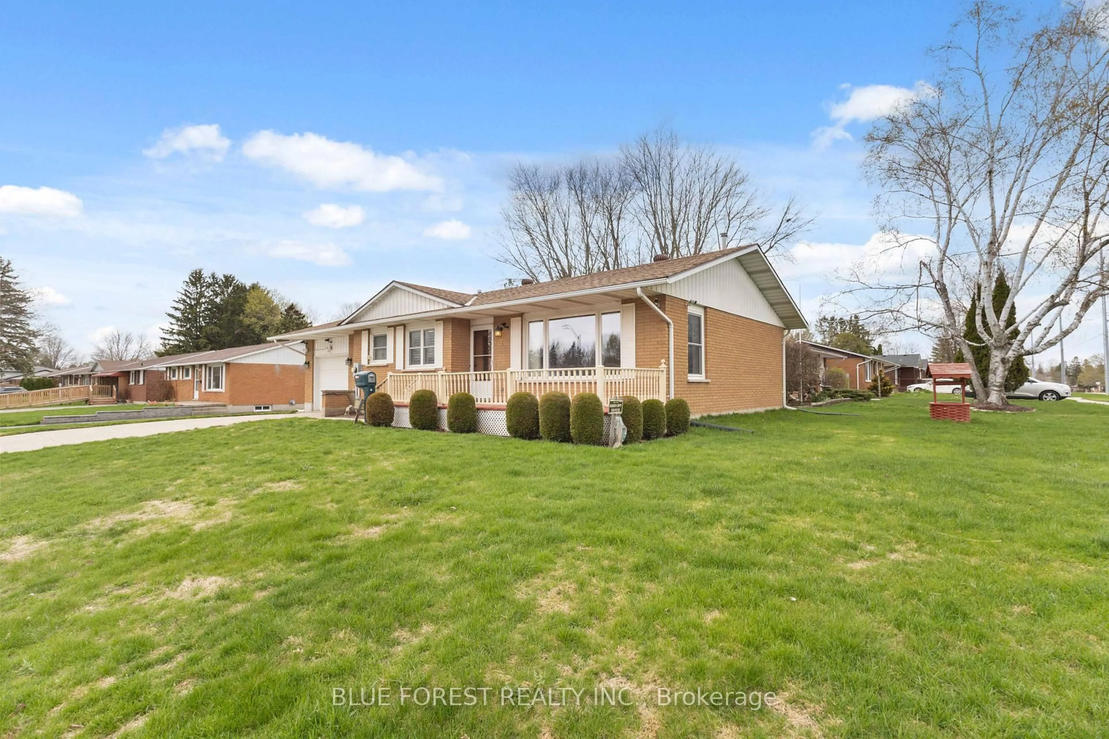 A pic from outside/outdoor area/front of a property/back of a property/a pic from drone, unknown for 2 Wadsworth Dr, Ingersoll Ontario N5C 2C1