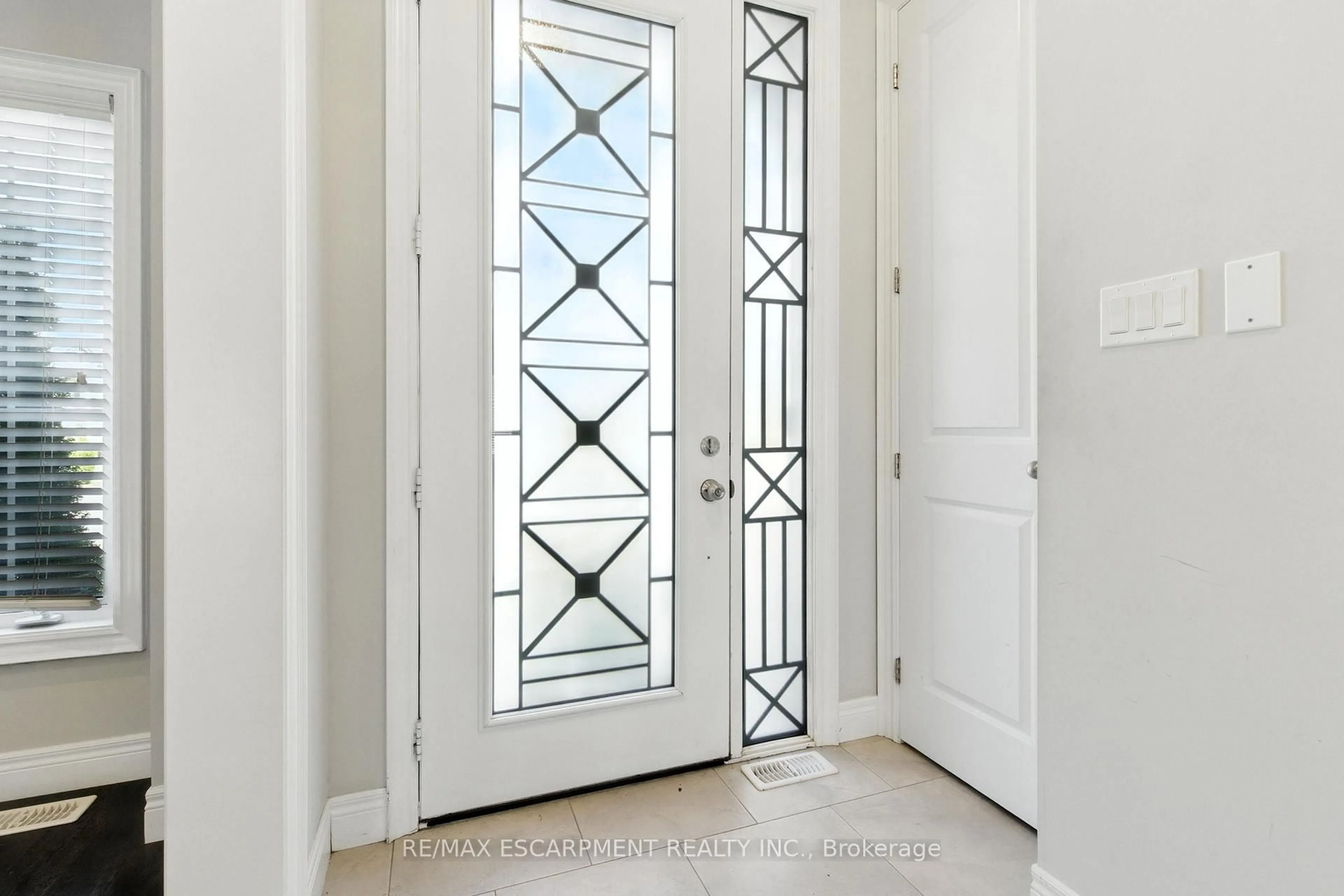 Indoor entryway for 43 Riesling Crt, Hamilton Ontario L8G 0B4