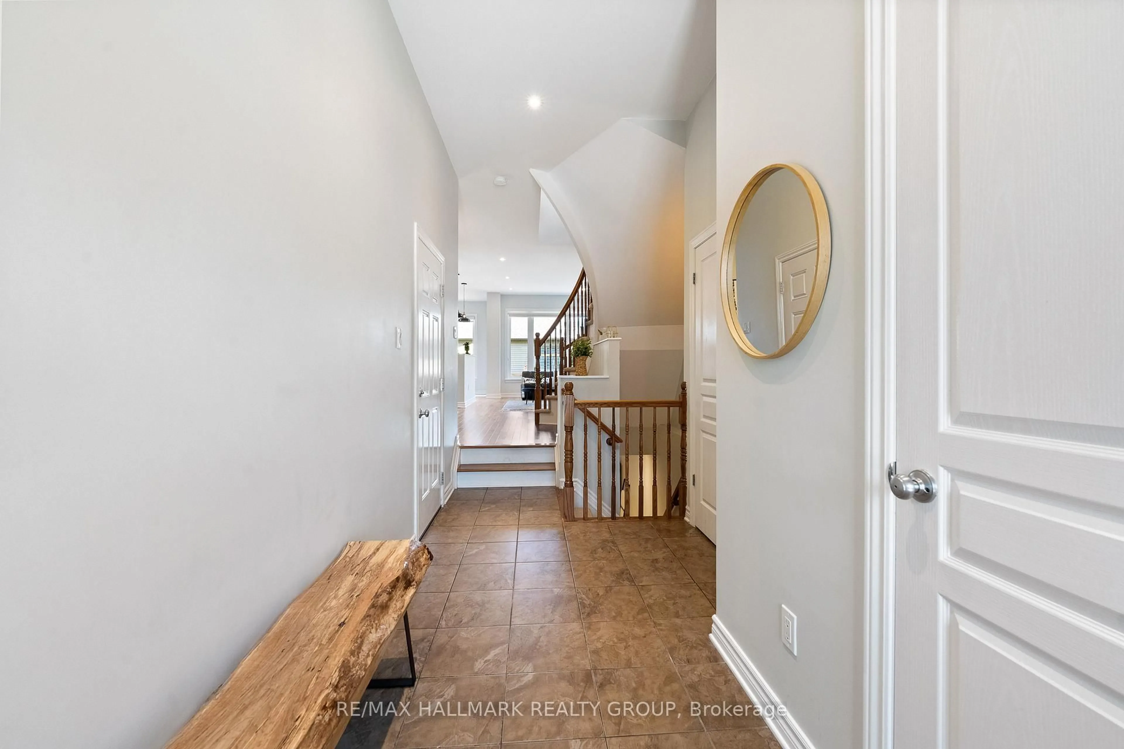 Indoor entryway for 735 Morningstar Way, Ottawa Ontario K1W 0G6