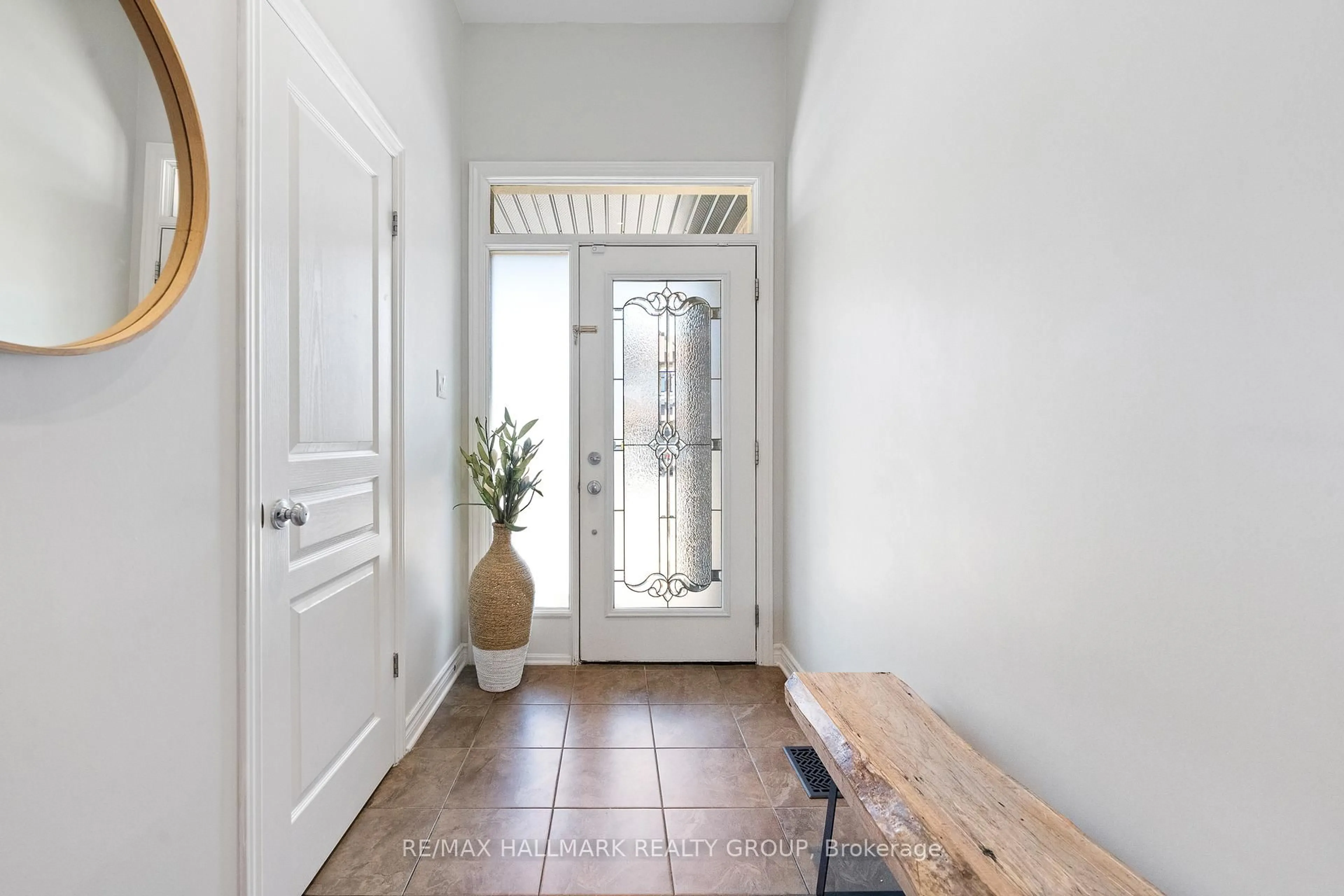 Indoor entryway for 735 Morningstar Way, Ottawa Ontario K1W 0G6