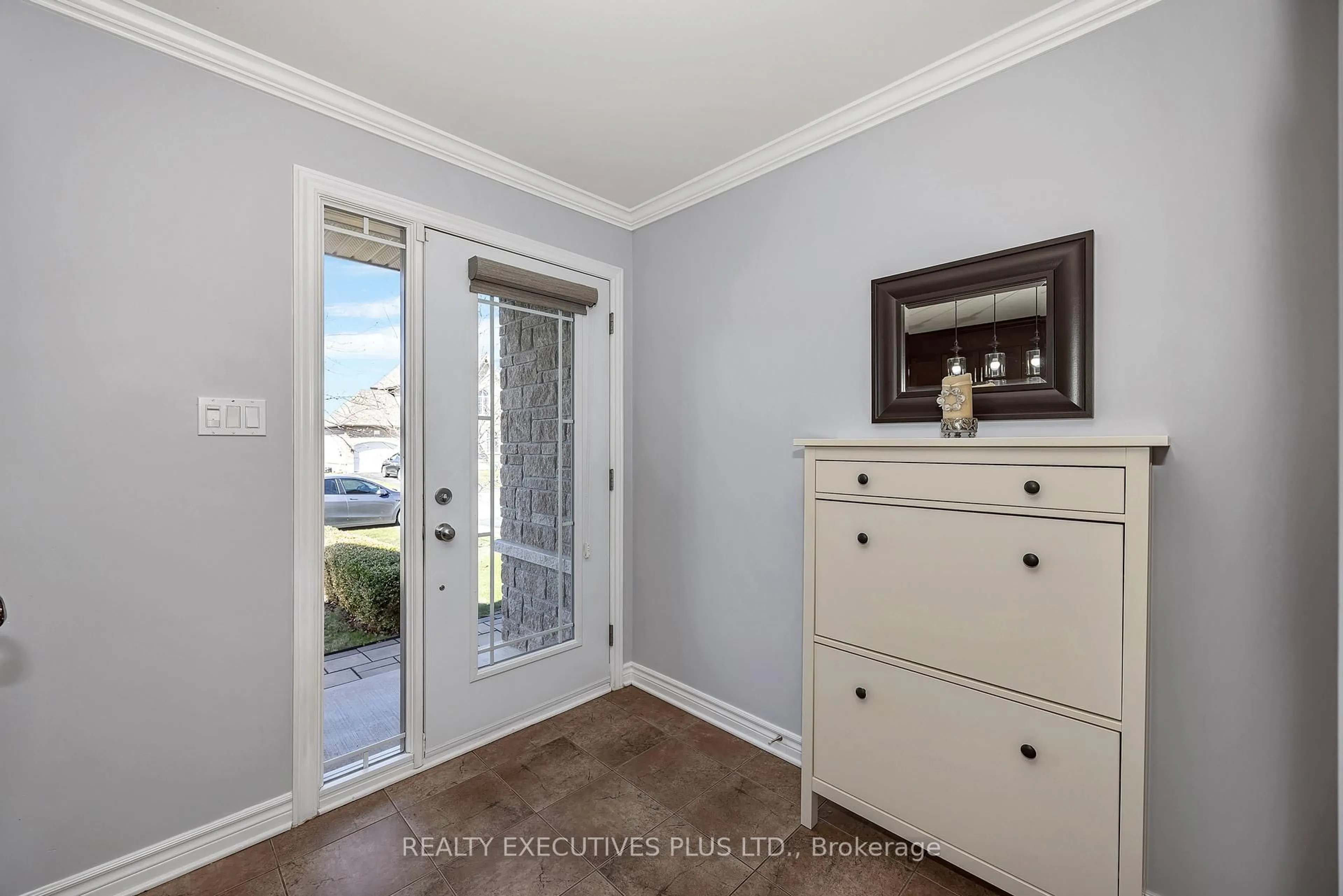 Indoor entryway for 138 Castel St, Alfred and Plantagenet Ontario K0A 3K0