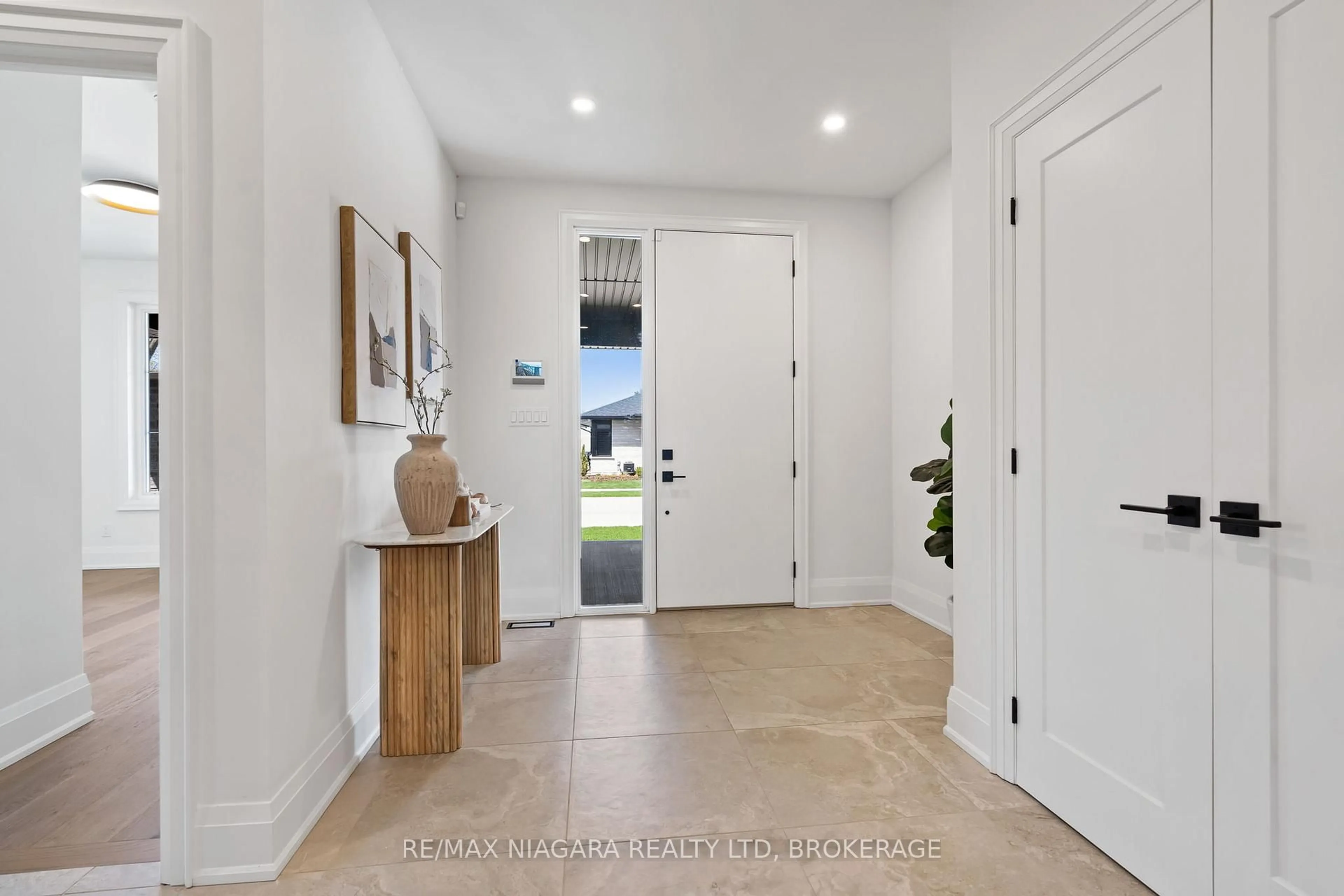 Indoor entryway for 17 Accursi Cres, Pelham Ontario L0S 1E2