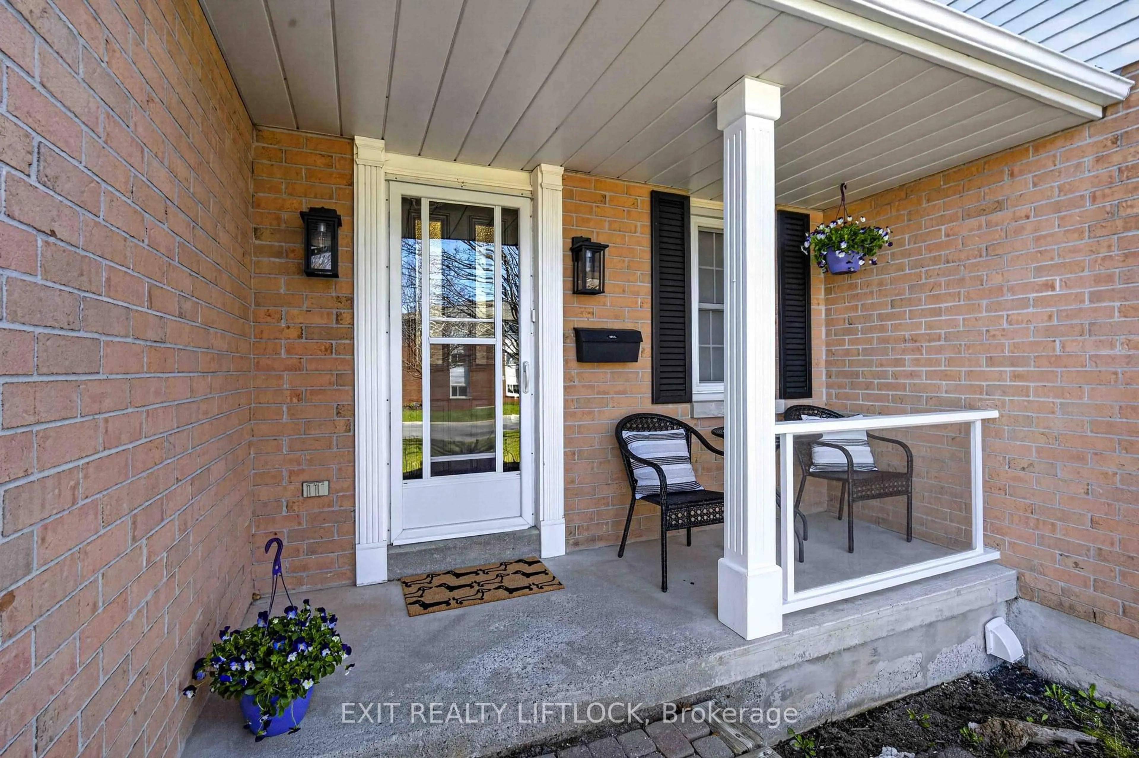 Indoor entryway for 604 Wilfred Dr, Peterborough Ontario K9K 2E6