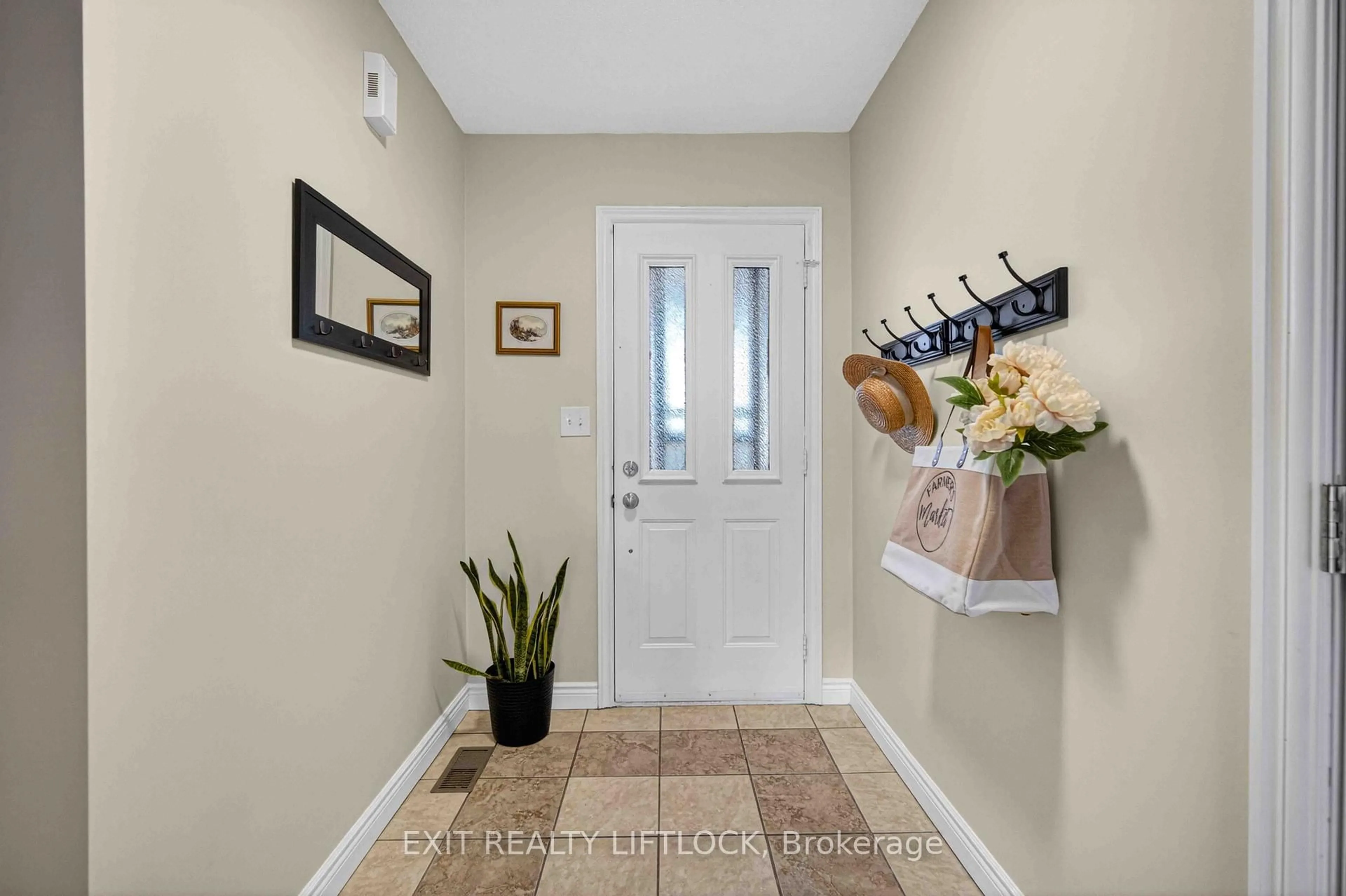 Indoor entryway for 604 Wilfred Dr, Peterborough Ontario K9K 2E6